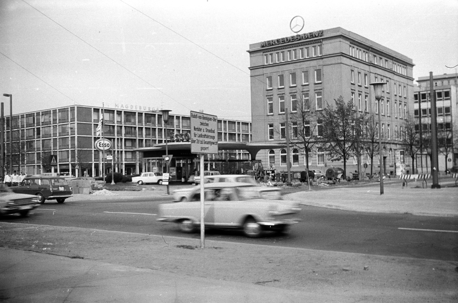 Németország, Hannover, a Friedrichswall - Willy-Brandt-Allee (Am Maschmarkt) sarok a Trammplatz/Maschpark felöl nézve. Szemben a kép bal szélén a Magdeburger Versicherungen irodaháza, közepén a "Mercedes-Benz-Bau", a kép szélen jobbra a Friedrichstraße., 1968, Monoki Miklós, benzinkút, Fortepan #276946