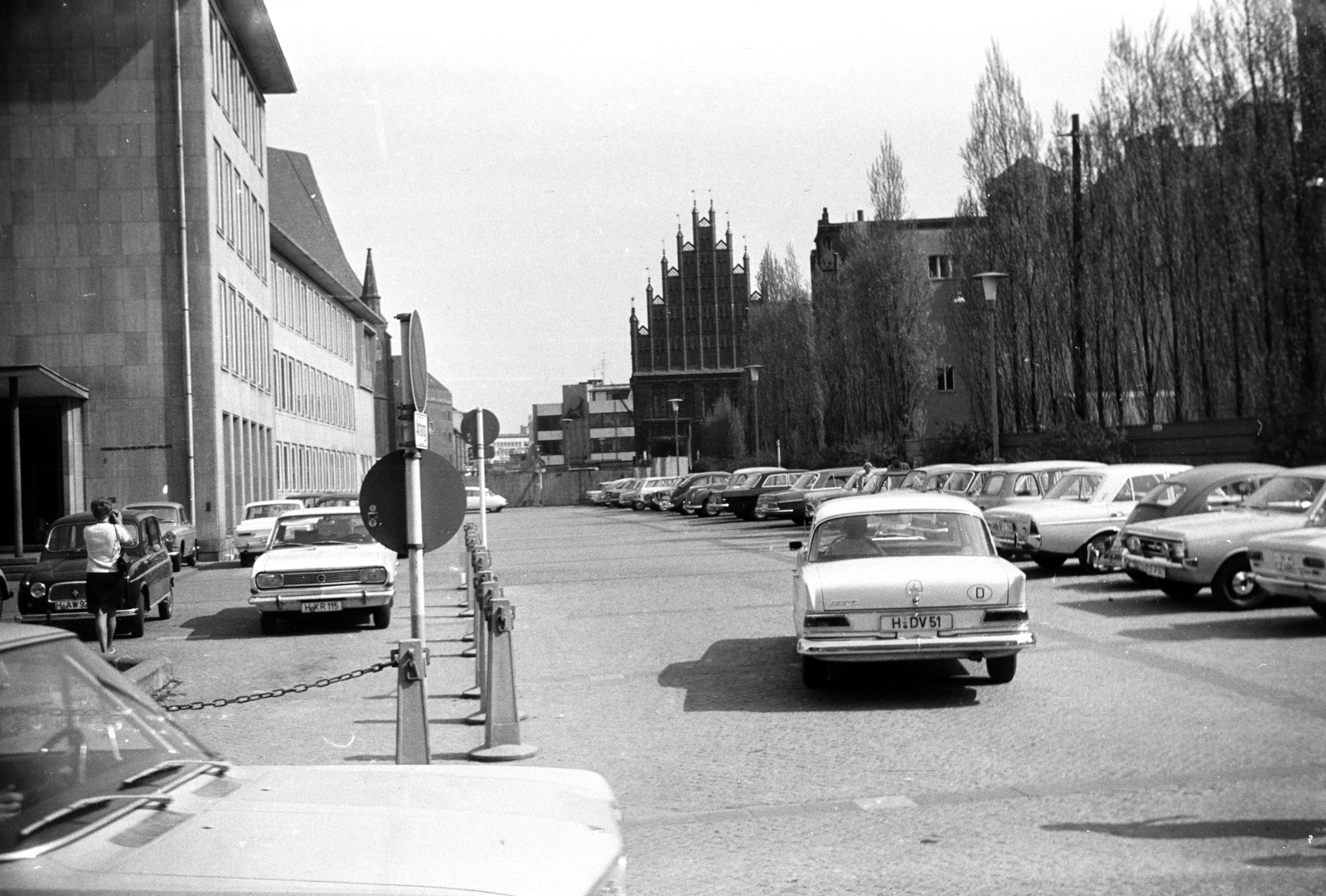 Germany, Hannover, a Bohlendamm a Hannah-Arendt-Platz felől nézve, a háttérben középen az Altes Rathaus, balra a Niedersächsisches Ministerium für Soziales épülete., 1968, Monoki Miklós, car park, number plate, Fortepan #276948