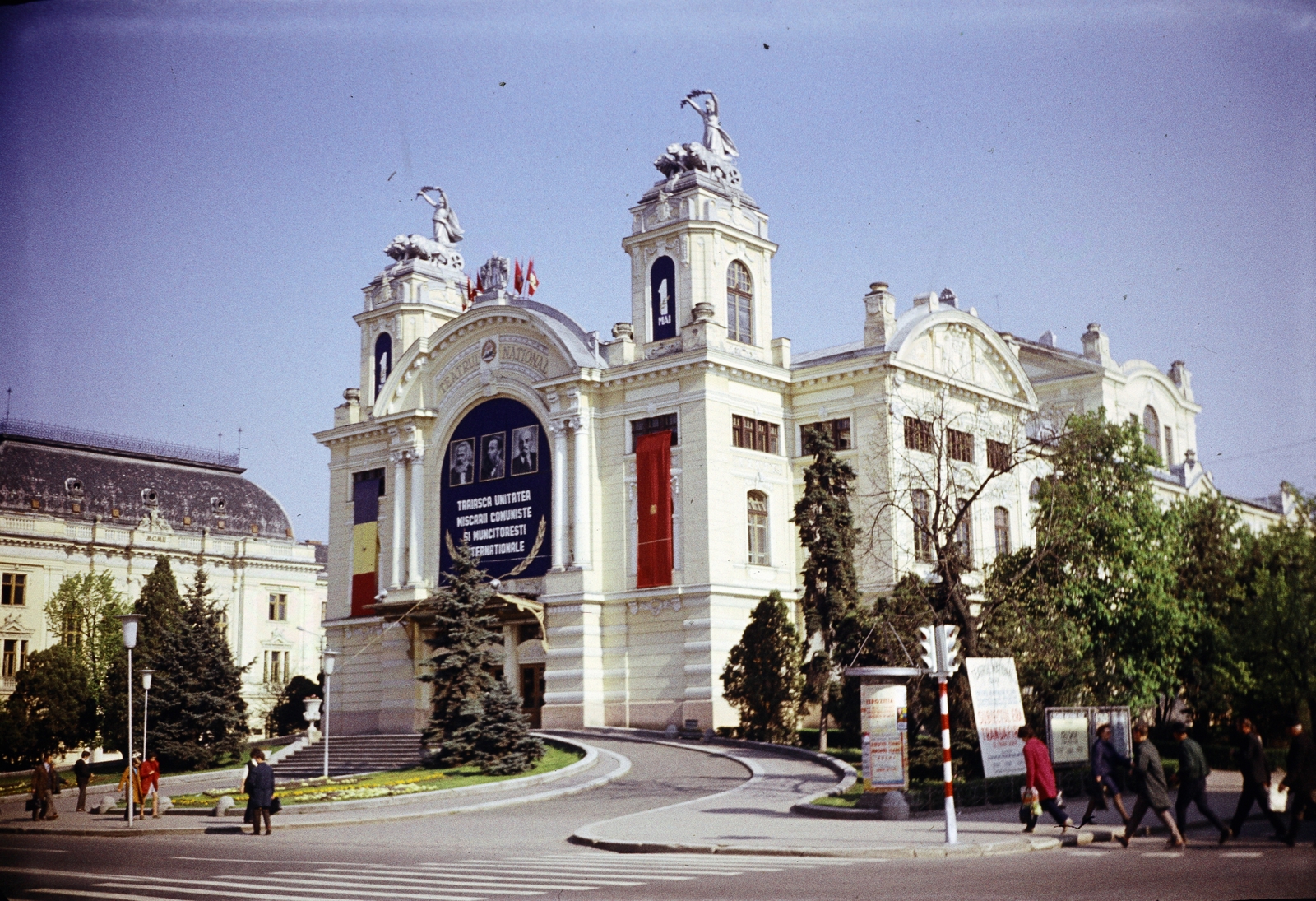 Romania,Transylvania, Cluj-Napoca, Nemzeti Színház., 1974, Monoki Miklós, colorful, Lenin-portrayal, Karl Marx-portrayal, Friedrich Engels-portrayal, driveway, Fortepan #276952