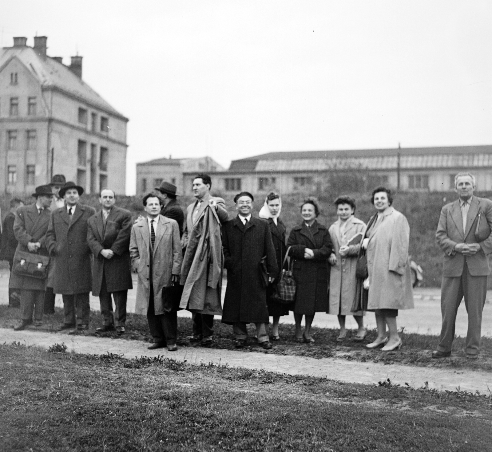 Hungary, Budapest XIV., Egressy úti Postás SE sporttelep, háttérben a Báróczy utca túloldalán a Posta Központi Járműtelep épületei., 1960, Németh Tamás, Budapest, men, coat, audience, women, Fortepan #276969