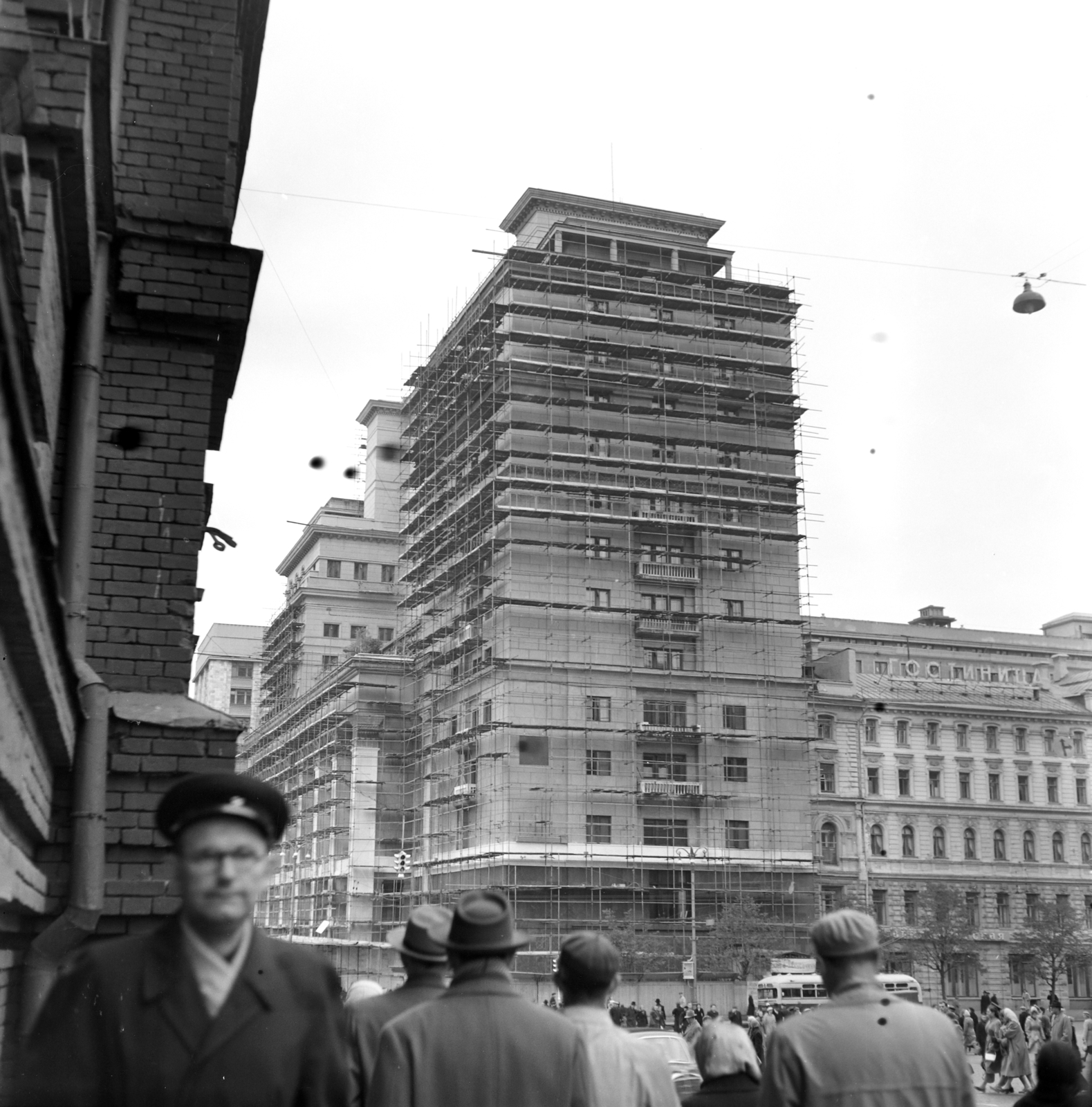 Russia, Moscow, balra az átjáró a Vörös térről Manézs tér felé vezet, szemben a Moszkva szálló., 1958, Németh Tamás, scaffolding, Fortepan #276981