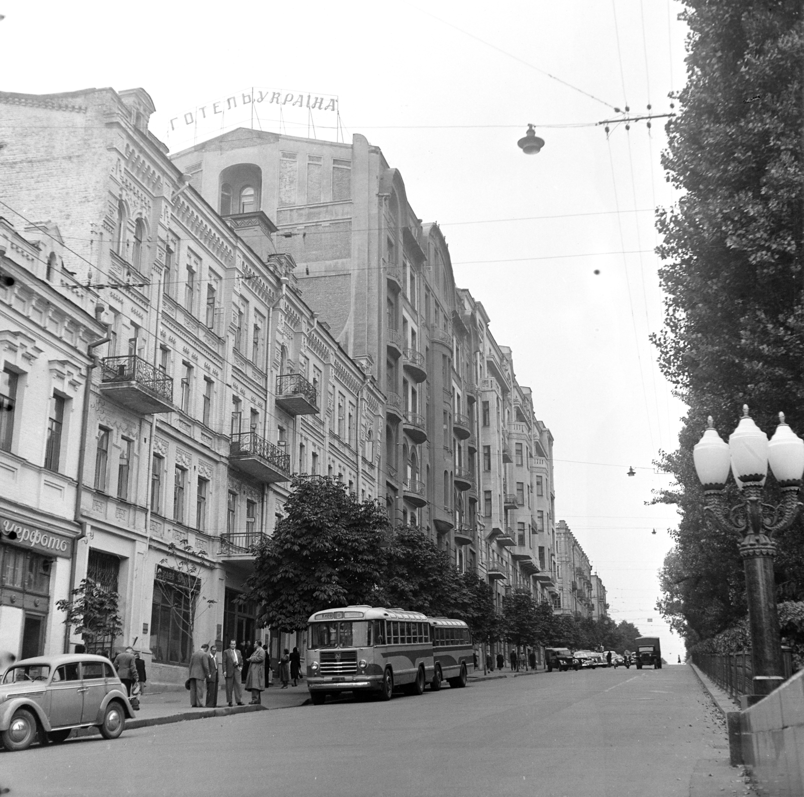 Ukrajna, Kijev, Tarasz Sevcsenko sugárút a Besszarabszka tér felől nézve, szemben a Hotel Ukraina (eredetileg Hotel Palast)., 1958, Németh Tamás, Fortepan #276988