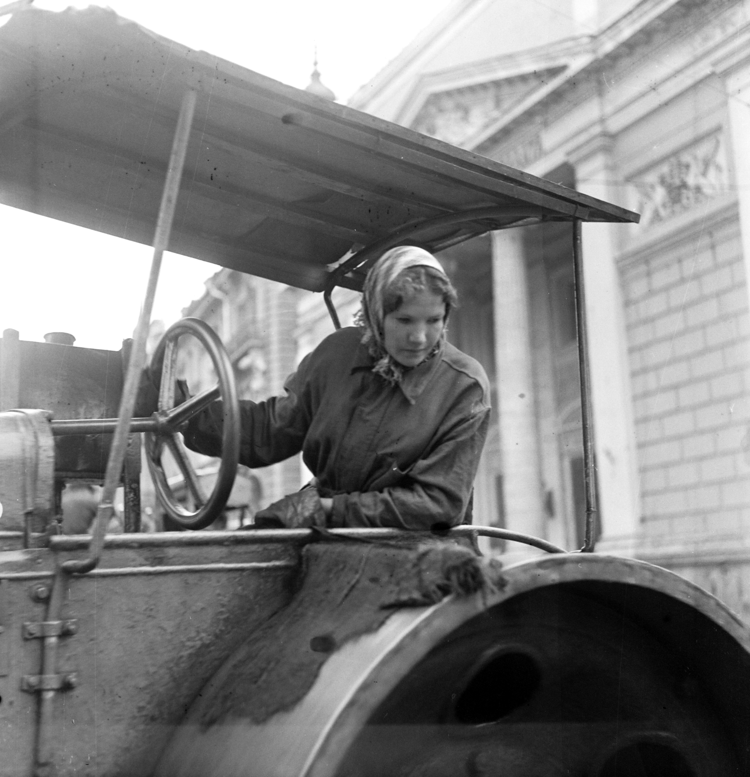 Russia, Moscow, ulica Ilinka, háttérben az Orosz Föderáció Kereskedelmi és Iparkamara épülete., 1958, Németh Tamás, road roller, road construction, girls'n'cars, Fortepan #276989