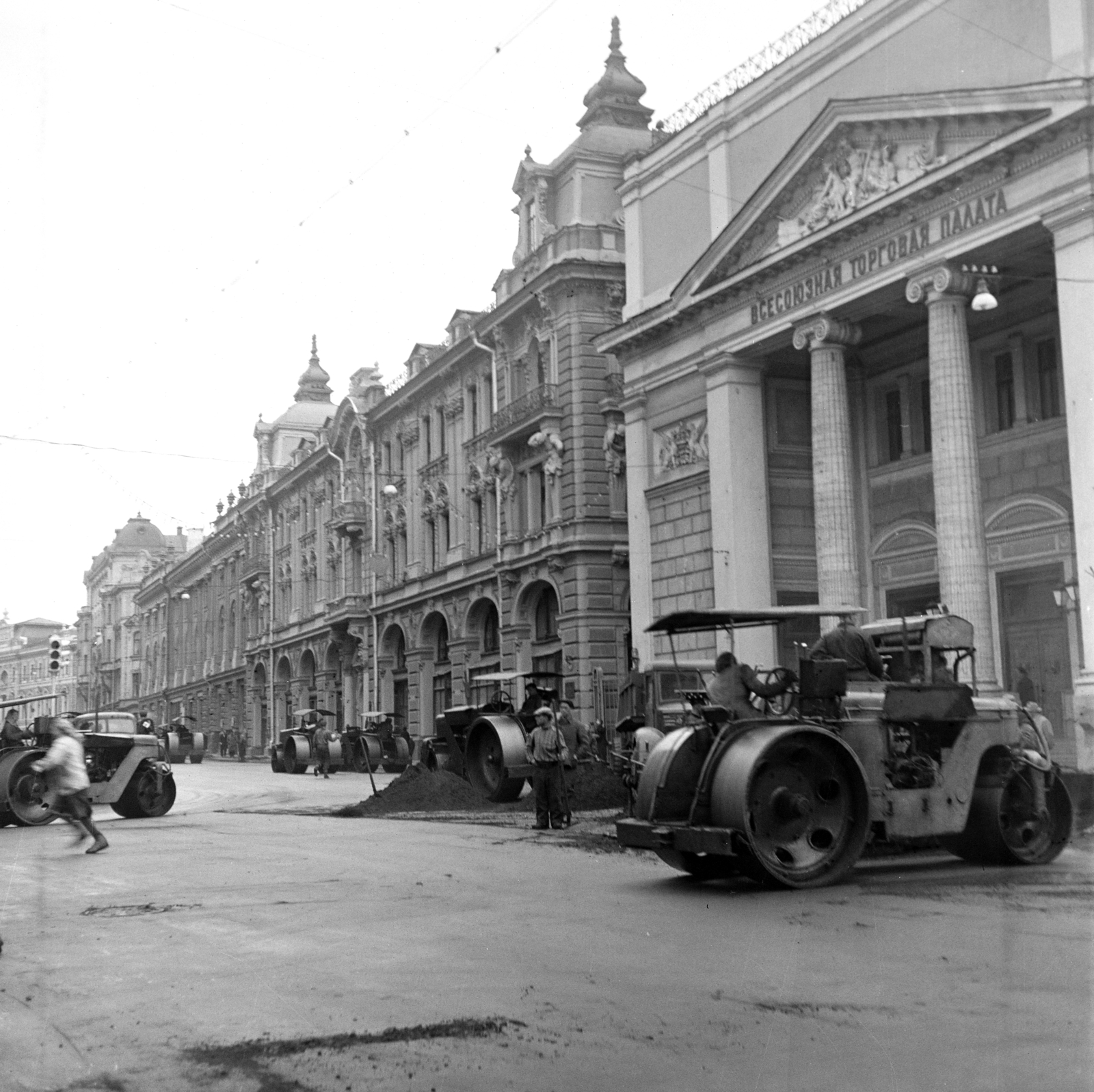 Oroszország, Moszkva, ulica Ilinka, jobbra az Orosz Föderáció Kereskedelmi és Iparkamara épülete., 1958, Németh Tamás, úthenger, útépítés, Fortepan #276990