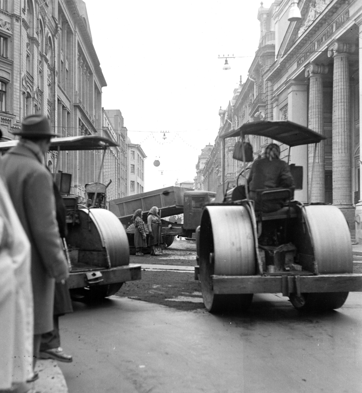 Russia, Moscow, ulica Ilinka, jobbra a háttérben az Orosz Föderáció Kereskedelmi és Iparkamara épülete., 1958, Németh Tamás, road roller, road construction, girls'n'cars, Fortepan #276991