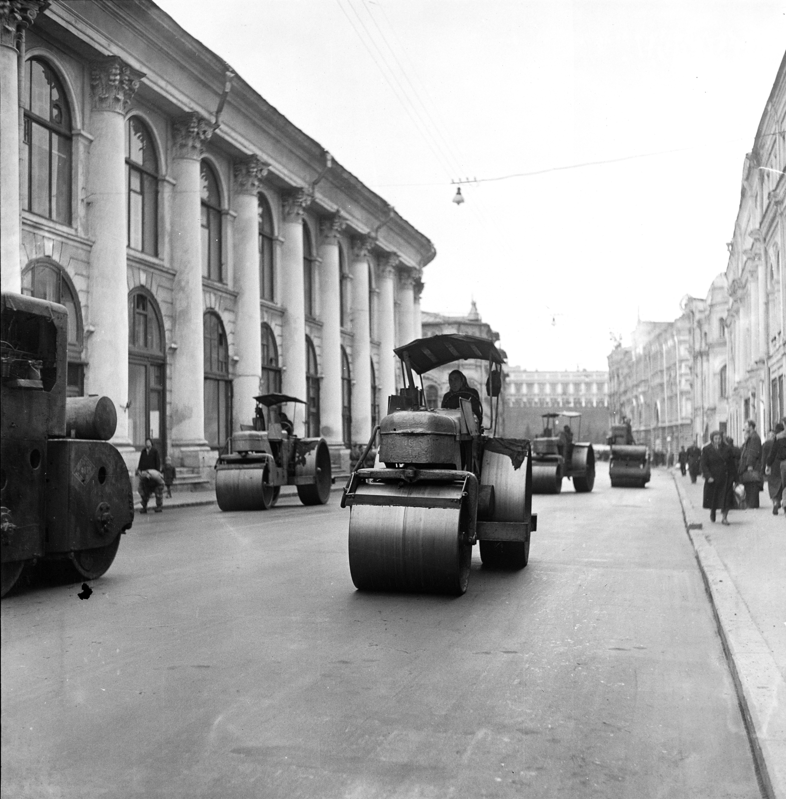 Russia, Moscow, ulica Ilinka, balra a háttérben a Régi Kereskedőudvar épülete., 1958, Németh Tamás, road roller, road construction, girls'n'cars, Fortepan #276992