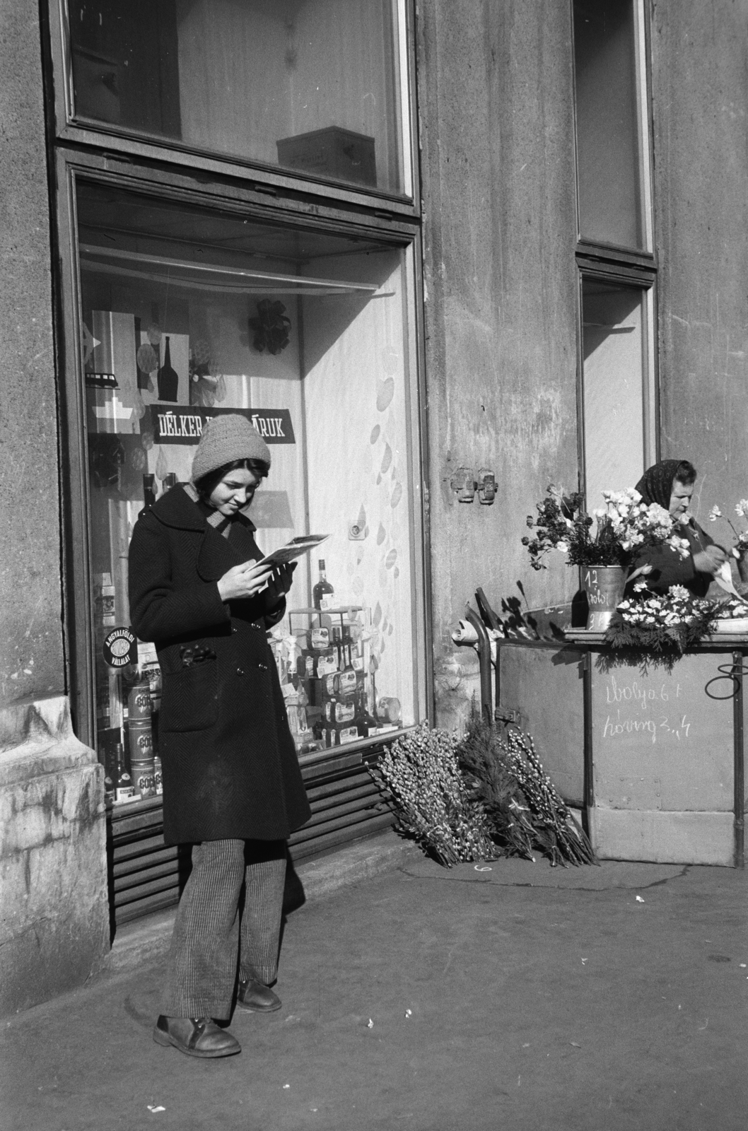 Hungary, Budapest XIII., Hollán Ernő (Fürst Sándor) utca, a felvétel a Szent István körút 4. szám alatti Duna élelmiszer-áruház előtt készült., 1975, Obetkó Miklós, youth, reading, girl, florist, Show window, Budapest, Fortepan #277015