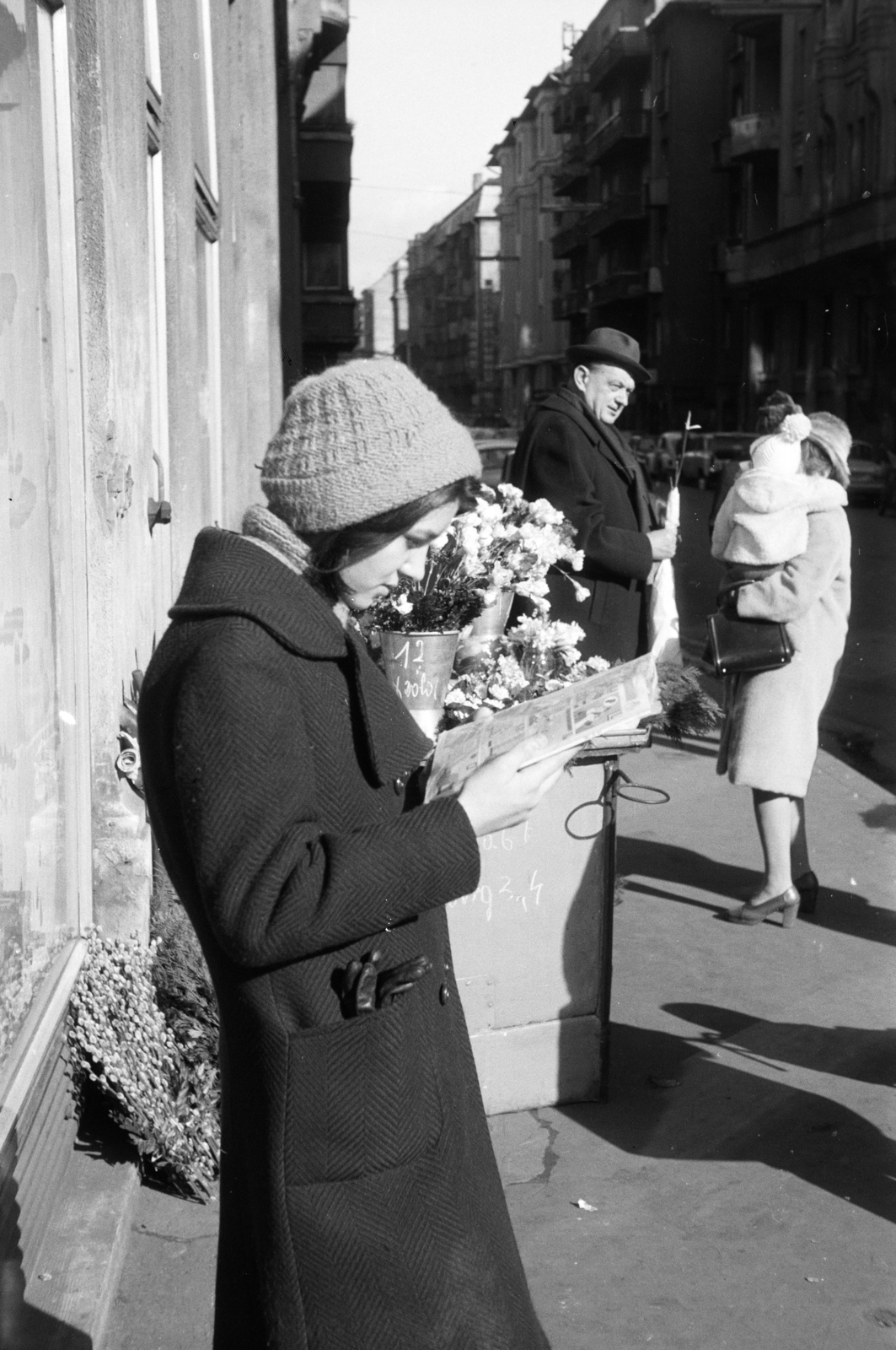 Hungary, Budapest XIII., Hollán Ernő (Fürst Sándor) utca, a felvétel a Szent István körút 4. szám alatti Duna élelmiszer-áruház előtt készült., 1975, Obetkó Miklós, reading, girl, stand, florist, newspaper, Budapest, Fortepan #277016