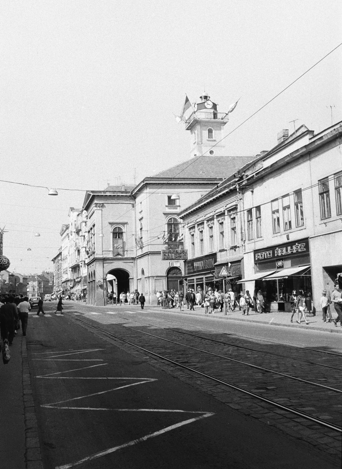 Hungary, Miskolc, Széchenyi utca a Miskolci Nemzeti Színház kiugró épületével., 1973, Obetkó Miklós, Fortepan #277024