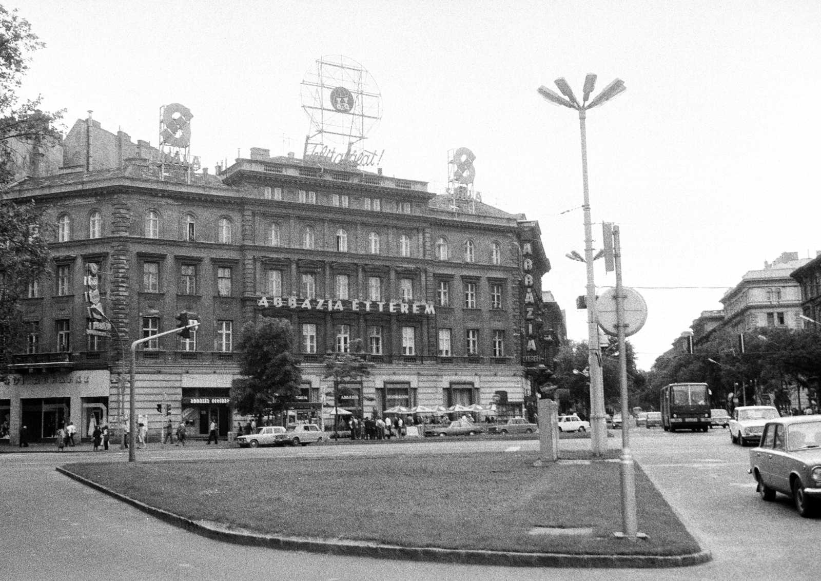 Hungary, Budapest VI., Oktogon (November 7. tér) 2., Abbázia kávéház. Balra a Teréz (Lenin) körút, jobbra az Andrássy út (Népköztársaság útja)., 1982, Obetkó Miklós, Budapest, Fortepan #277037