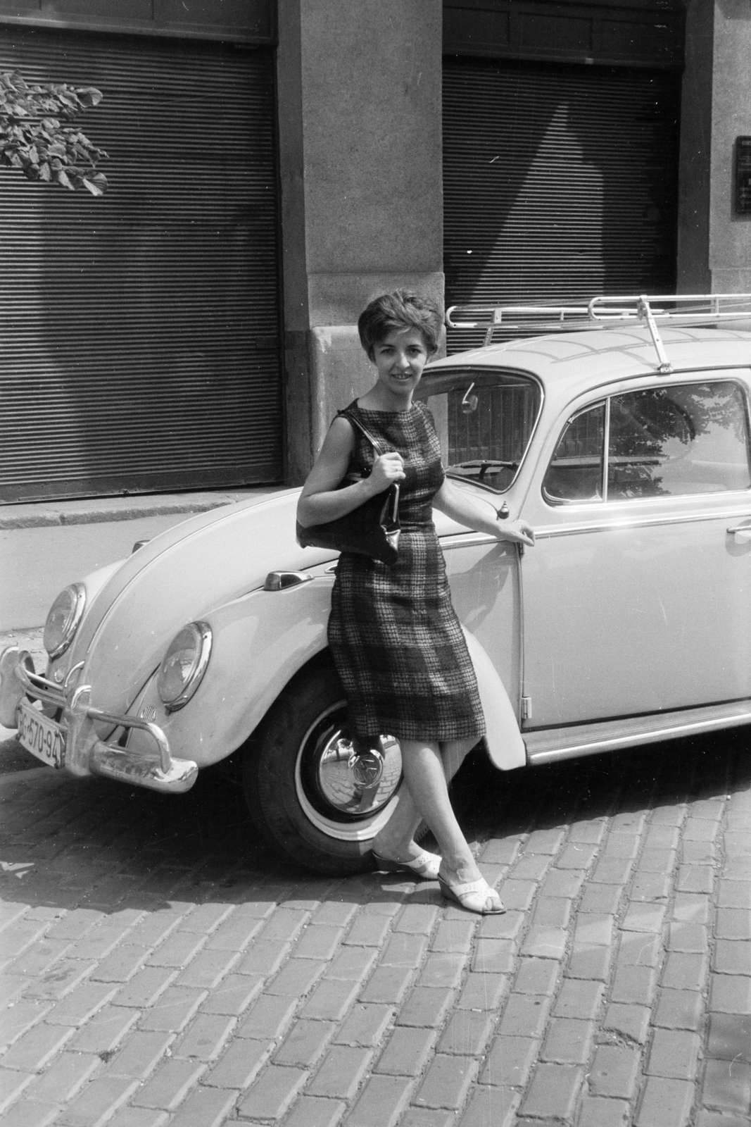 Magyarország, Budapest XIII., a felvétel az Újpesti rakpart 7-es számú épülete előtt készült., 1968, Obetkó Miklós, Budapest, autón ülni, lányok-járművek, Fortepan #277048
