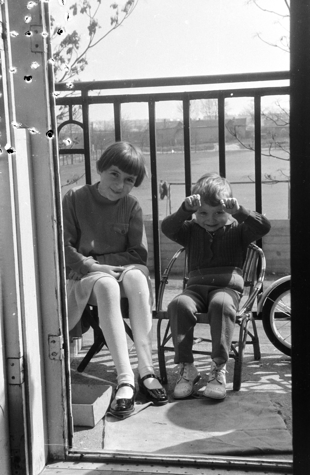 Hungary, Budapest XIII.,Budapest XIV., Tatai utca, a felvétel a 32/a számú ház egyik erkélyén készült., 1960, Obetkó Miklós, Budapest, kids, balcony, brothers, Fortepan #277051