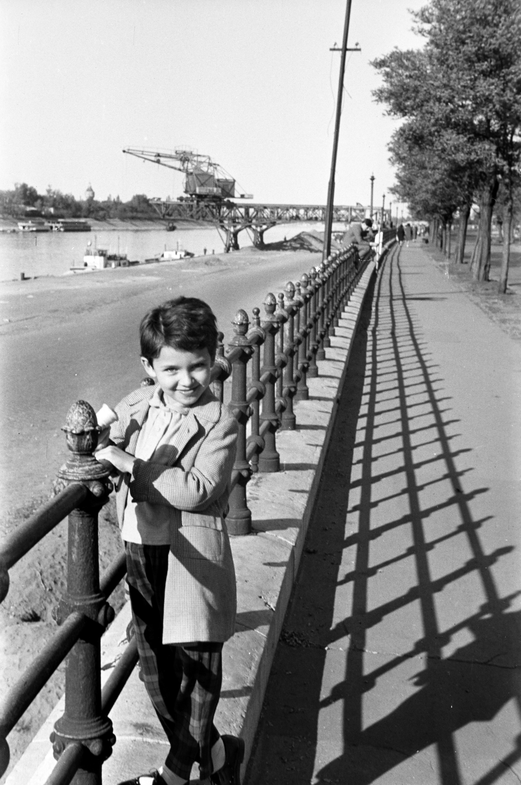Hungary, Budapest XIII., Újpesti rakpart a Szent István parknál, a Duna-ág túlpartján a Margit-sziget., 1964, Obetkó Miklós, Budapest, shadow, railing, Fortepan #277082