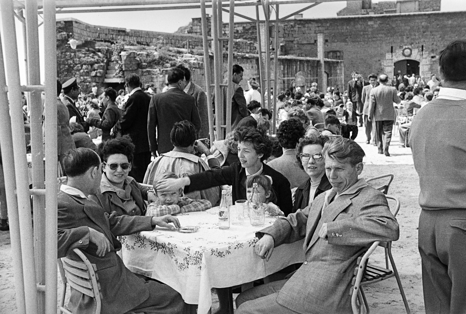 Hungary, Budapest XI., Citadella, a felvétel a söröző teraszán készült., 1961, Obetkó Miklós, Budapest, family, table, refreshments, Best of, Fortepan #277087