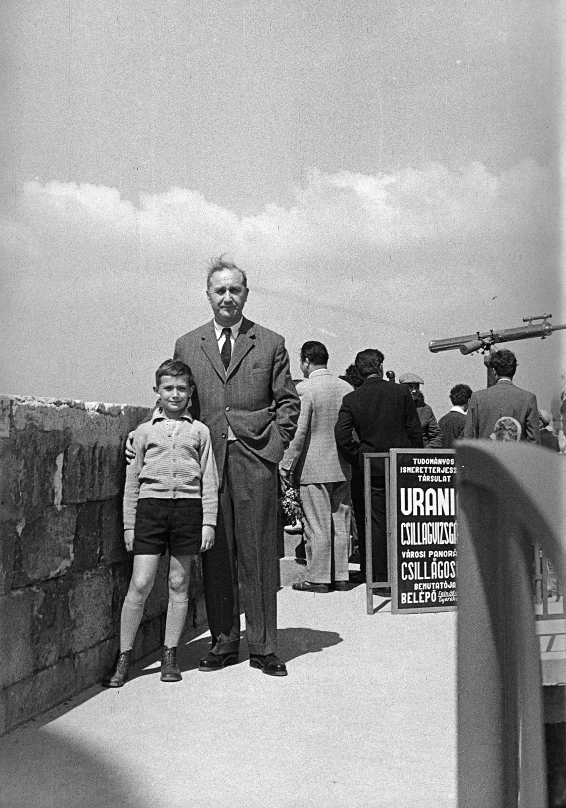 Hungary, Budapest XI., a felvétel a Citadellán készült, jobbra a TIT / Tudományos Ismeretterjesztő Társulat Uránia Csillagvizsgálójának bemutatója.
, 1961, Obetkó Miklós, Budapest, Fortepan #277089