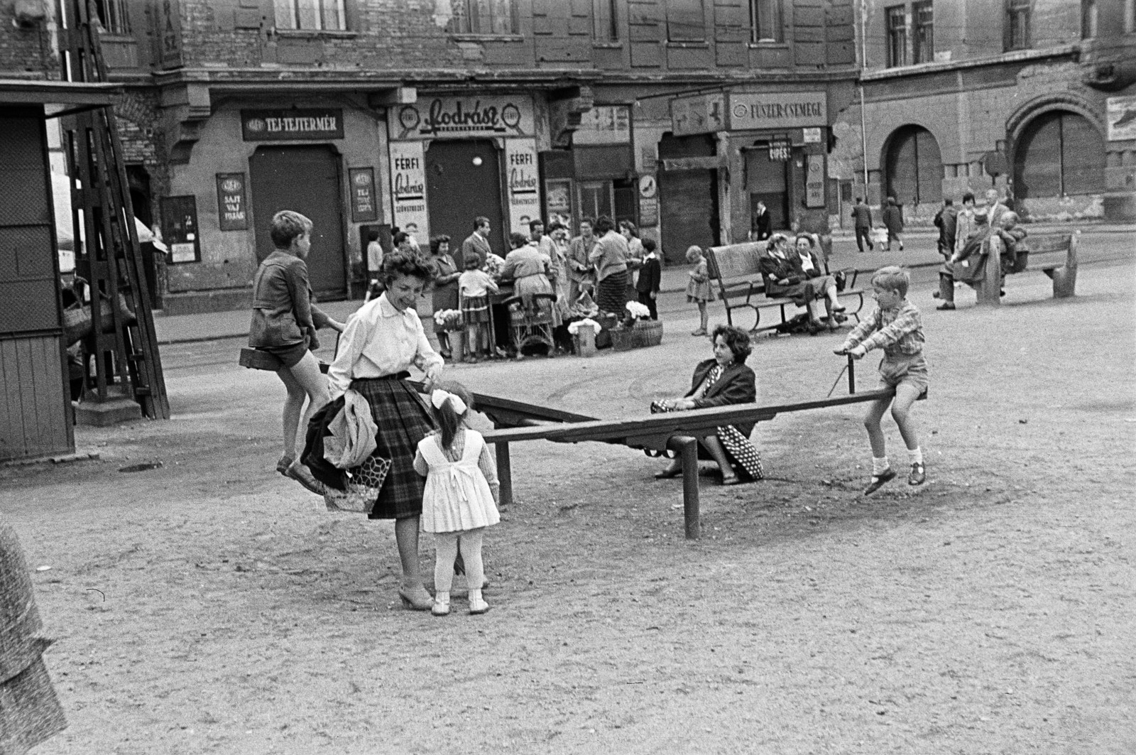 Hungary, Budapest XIII., Visegrádi utca a Katona József utca kereszteződésénél, a háttérben balra a Visegrádi utca 12-es, és jobbra a kereszteződésen túl a 14-es számú ház., 1961, Obetkó Miklós, Best of, Budapest, seesaw, boy, girl, Fortepan #277090