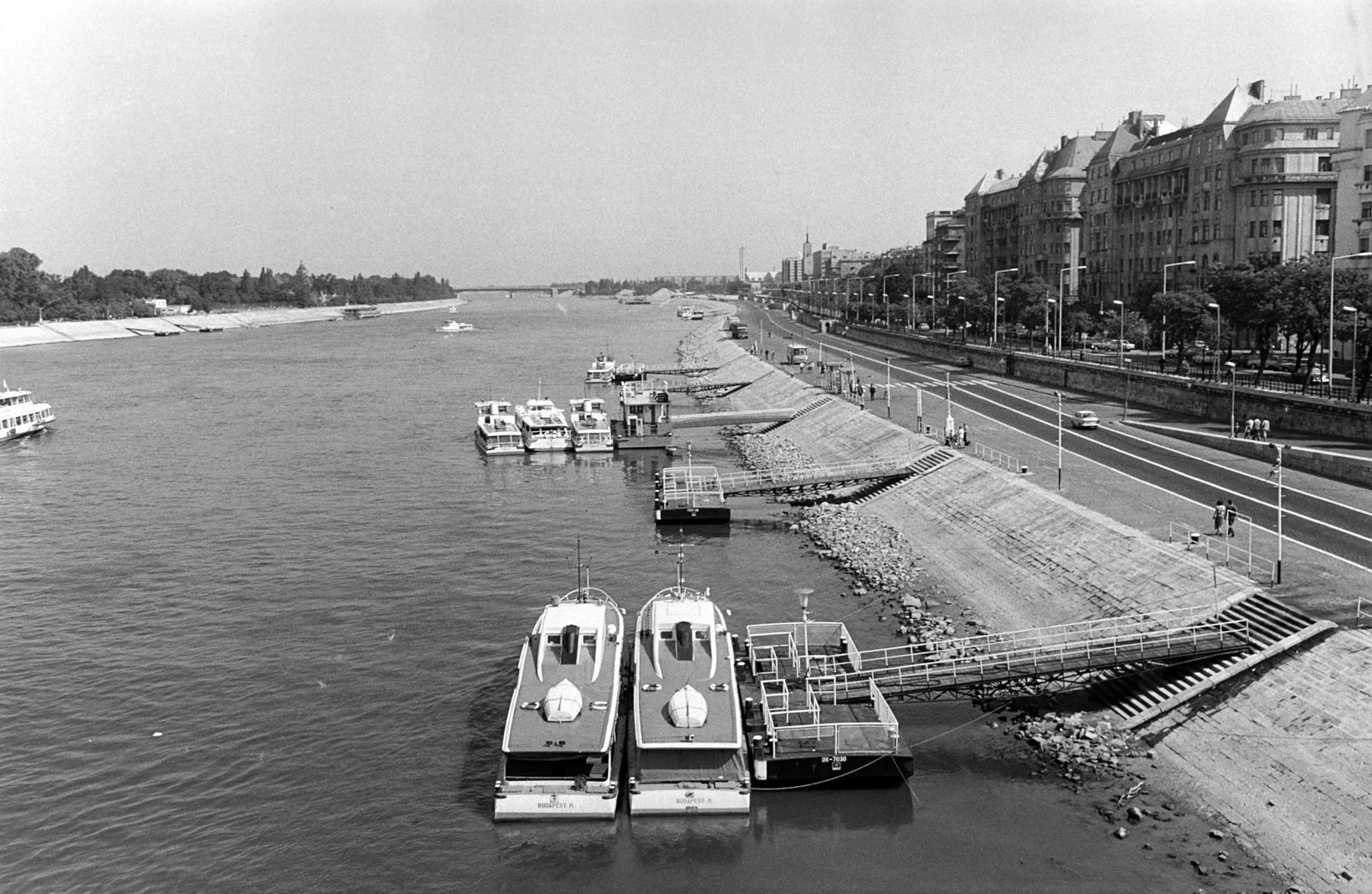 Hungary, Budapest XIII., kilátás a Margit hídról a Dunára, balra a Margit-sziget, jobbra az Újpesti rakpart épületei., 1982, Obetkó Miklós, Budapest, Fortepan #277107