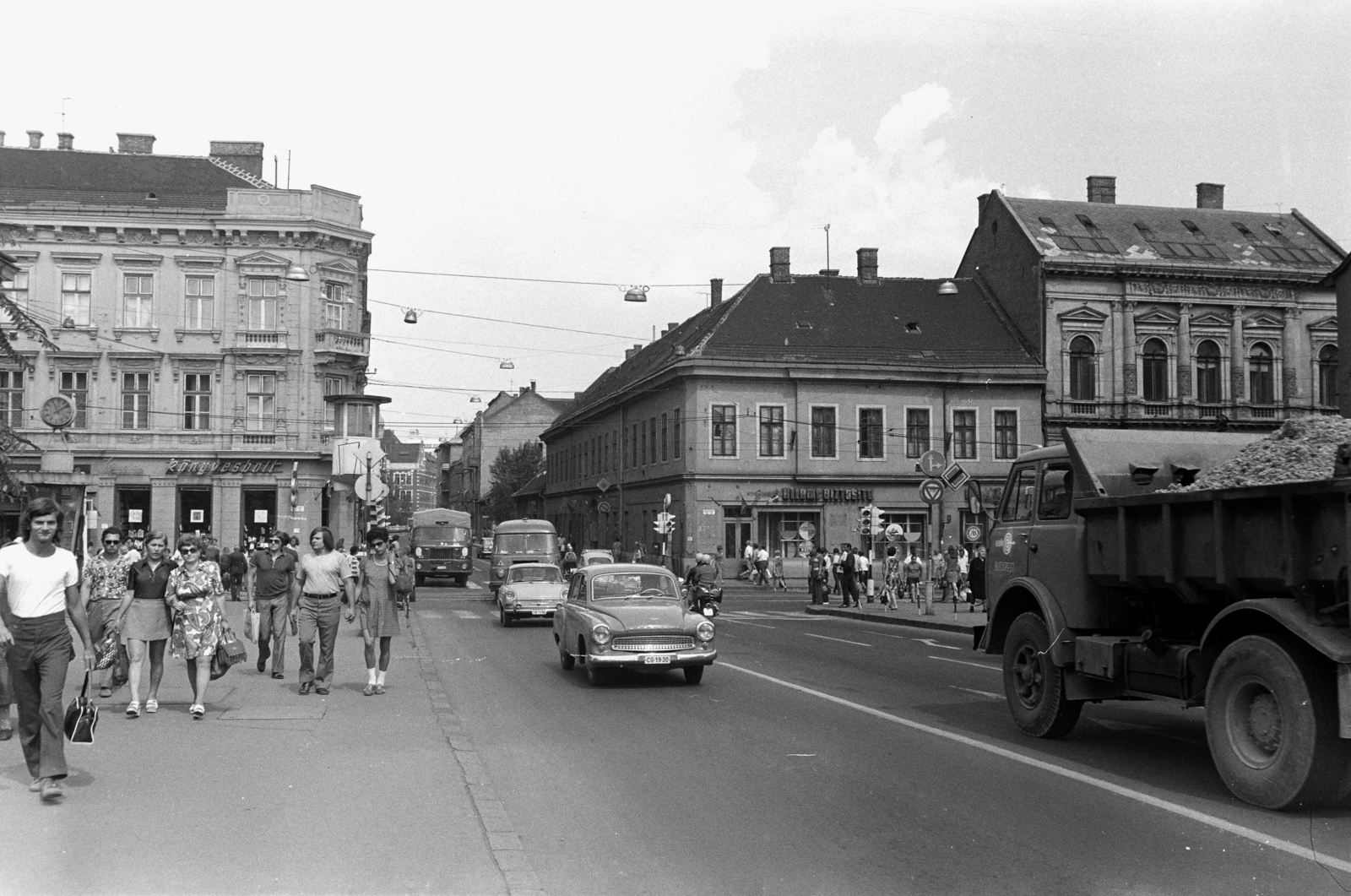 Magyarország, Miskolc, Kazinczy Ferenc (Szemere) utca, szemben a Széchenyi utca kereszteződése, a "villanyrendőr" és a Kazinczy Ferenc (Kazinczy) utca., 1967, Obetkó Miklós, rendszám, Wartburg 311/312, Maz-márka, Wartburg-márka, Fortepan #277108