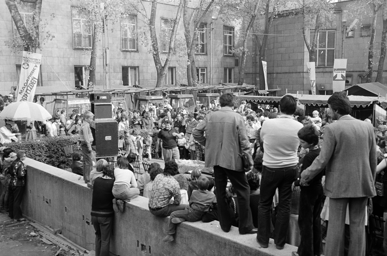 Magyarország, Budapest XII., Csörsz utca 18., Magyar Optikai Művek (MOM) Szakasits Árpád Művelődési Háza. A felvétel a parkban a Teréz napi vásár alkalmával készült., 1979, Obetkó Miklós, Budapest, Fortepan #277109
