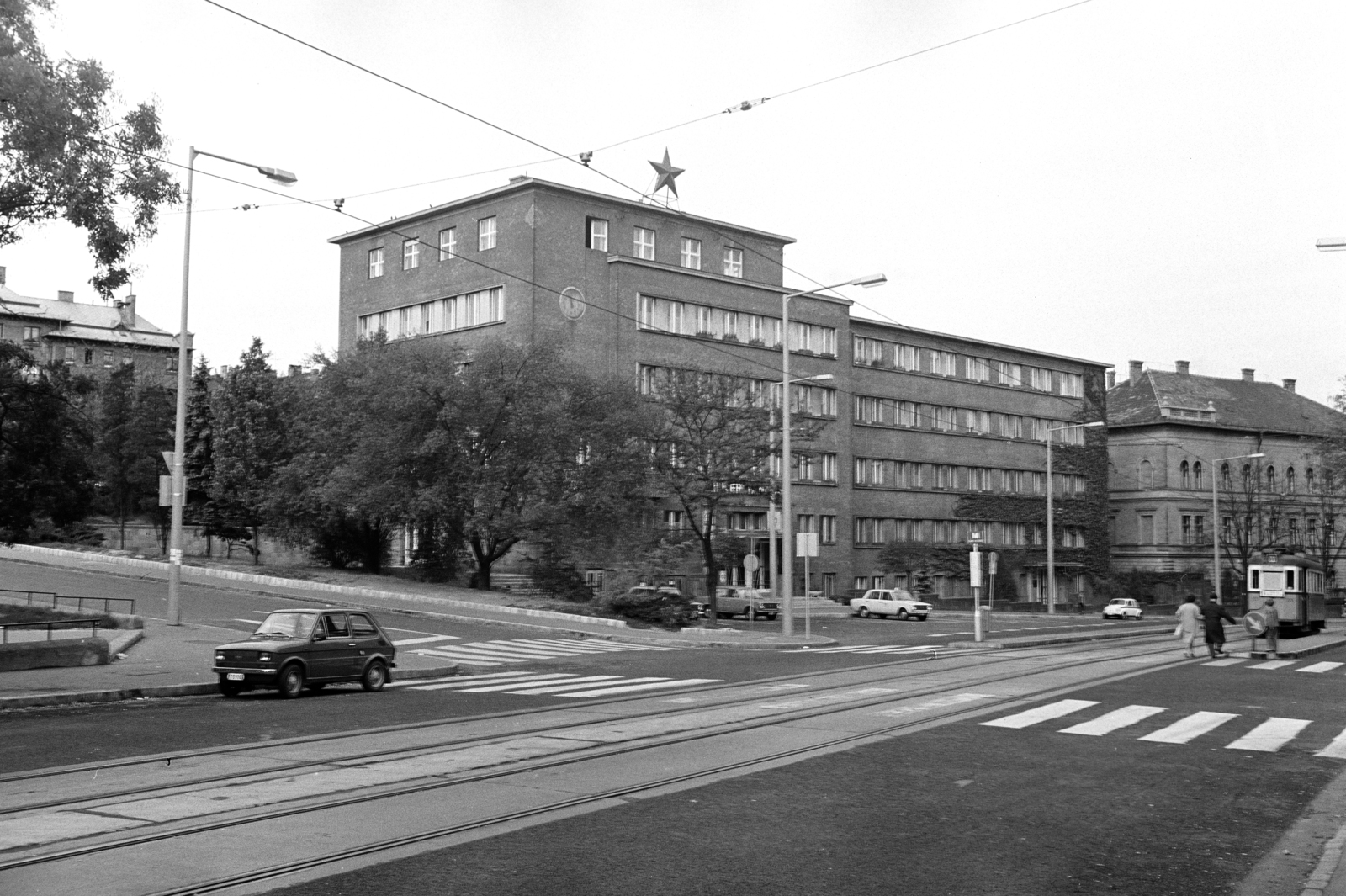 Magyarország, Budapest XII., Böszörményi út és Kiss János altábornagy utca kereszteződése, szemben a XII. kerületi Tanácsháza (később Polgármesteri Hivatal)., 1979, Obetkó Miklós, Budapest, Medgyaszay István-terv, Fortepan #277111