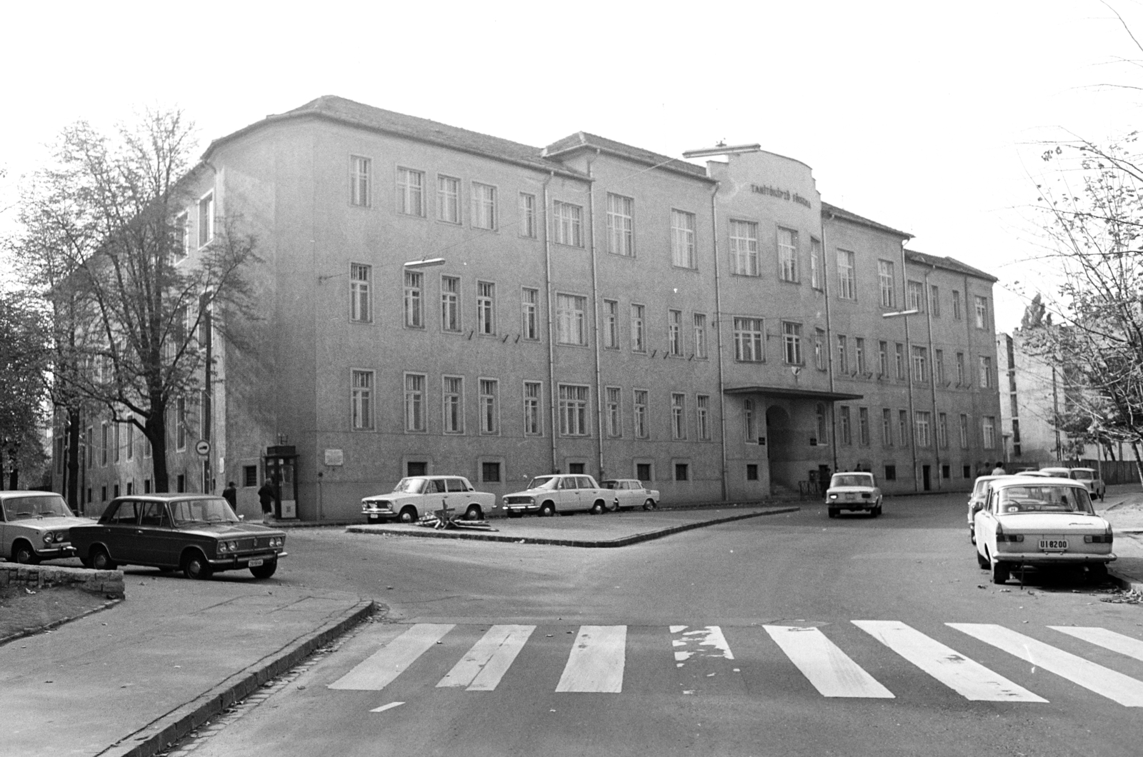 Magyarország, Budapest XII., Kiss János altábornagy utca 40., Budapesti Tanítóképző Főiskola (később ELTE Tanító- és Óvóképző Kar) épülete., 1981, Obetkó Miklós, rendszám, Budapest, VAZ 2103/2106, Fortepan #277115