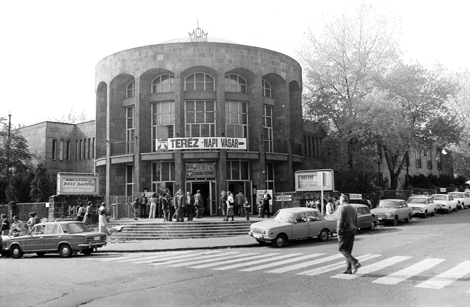Magyarország, Budapest XII., Csörsz utca 18, Magyar Optikai Művek (MOM) Szakasits Árpád Művelődési Háza. A felvétel a Teréz napi vásár alkalmával készült., 1979, Obetkó Miklós, Budapest, Fortepan #277116