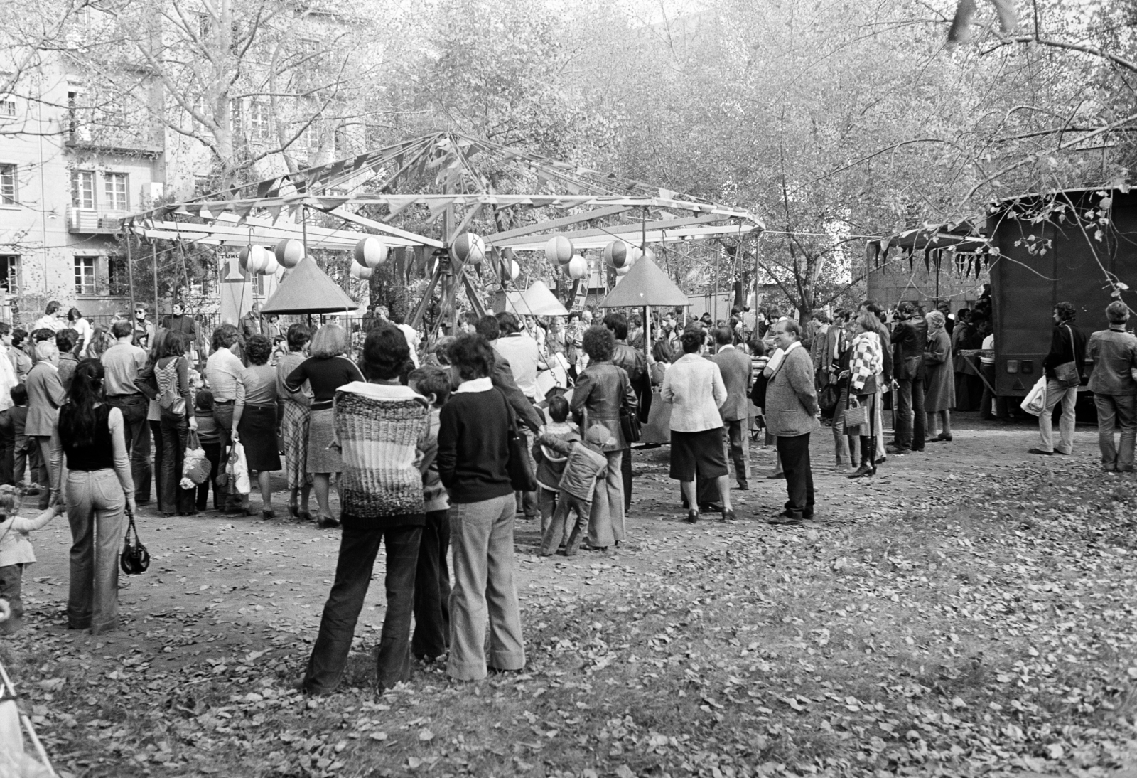 Magyarország, Budapest XII., Csörsz utca 18., Magyar Optikai Művek (MOM) Szakasits Árpád Művelődési Háza. A felvétel a pakban a Teréz napi vásár alkalmával készült. Háttérben balra a Csörsz utca 53/b számú ház látható., 1979, Obetkó Miklós, Budapest, Fortepan #277117