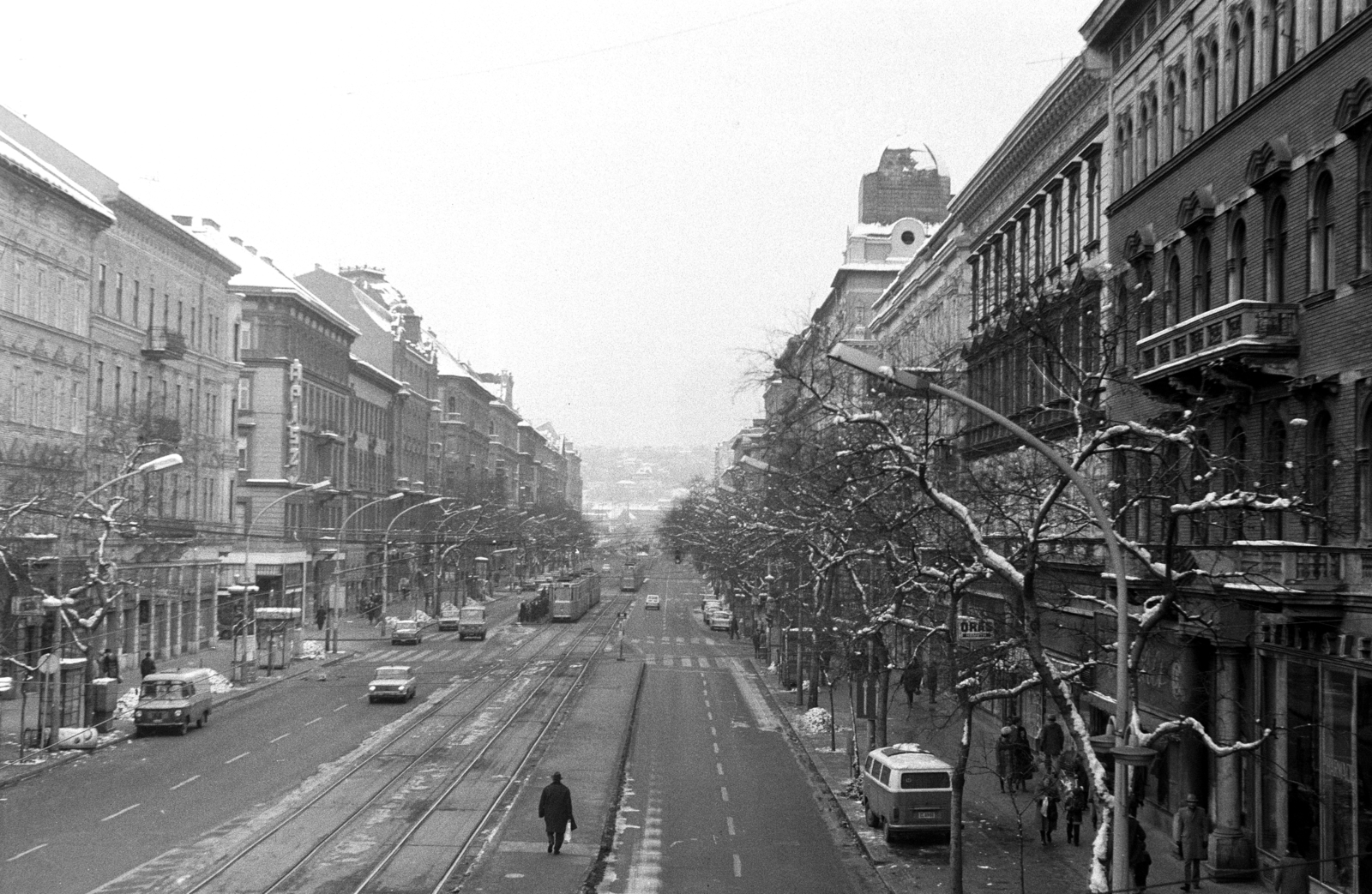 Hungary, Budapest V.,Budapest XIII., Szent István körút, a felvétel a Nyugati (Marx) tér az aluljáró és a közúti felüljáró építési munkálata idejére felállított, ideiglenes gyalogos felüljáróról készült., 1980, Obetkó Miklós, Budapest, Fortepan #277118