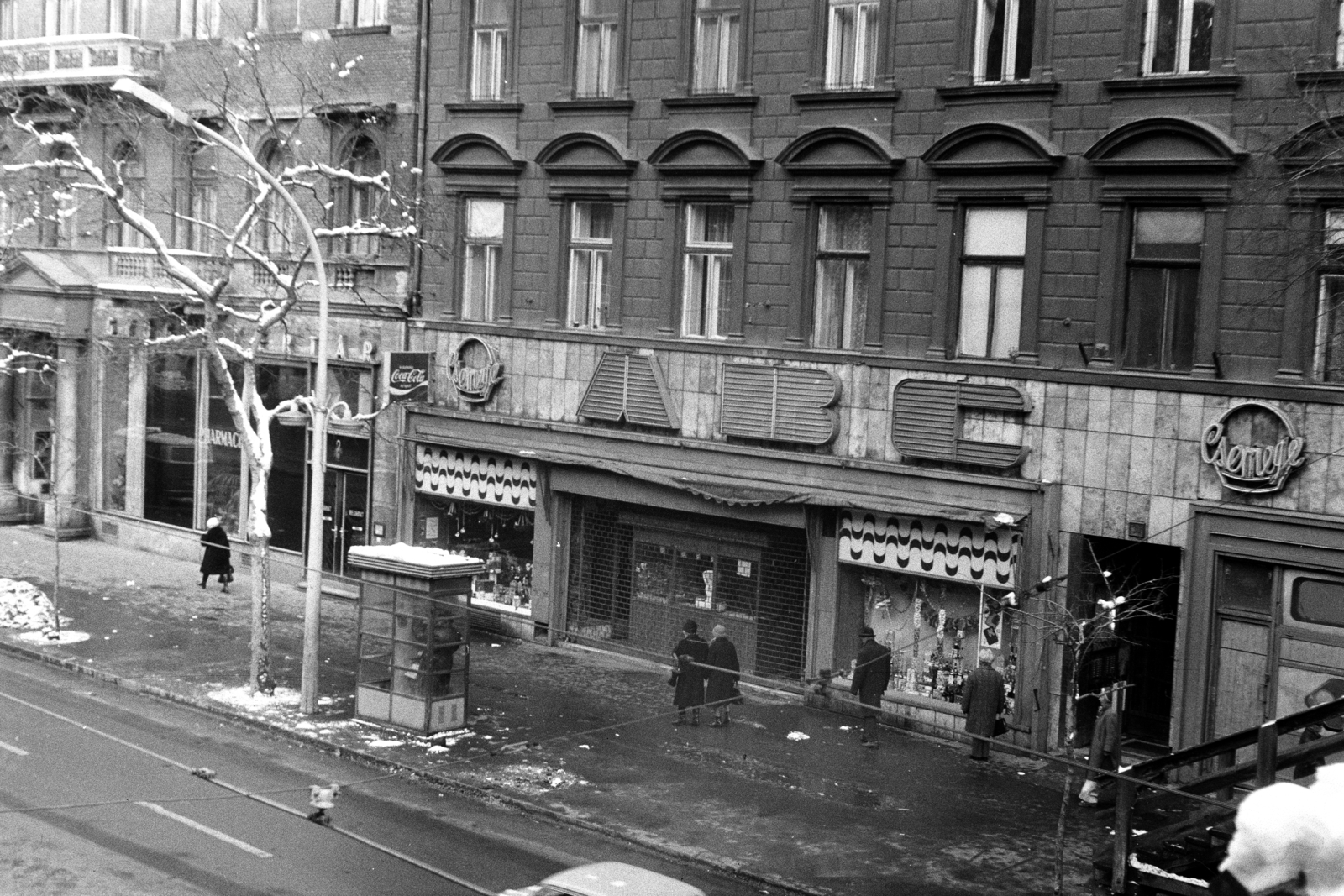 Hungary, Budapest XIII., Szent István körút 28. és 30. számú ház, a felvétel a Nyugati (Marx) tér az aluljáró és a közúti felüljáró építési munkálata idejére felállított, ideiglenes gyalogos felüljáróról készült., 1980, Obetkó Miklós, Budapest, Fortepan #277120