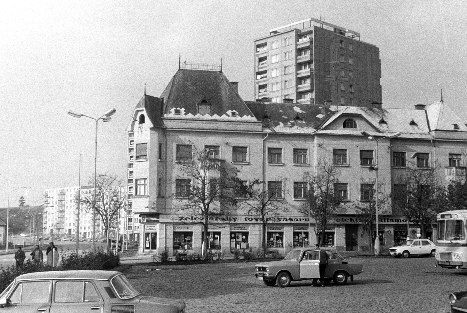 Slovakia, Levice, Kossuth Lajos tér (Námestie hrdinov), előtérben a Jozefček-ház., 1975, Obetkó Miklós, Fortepan #277125