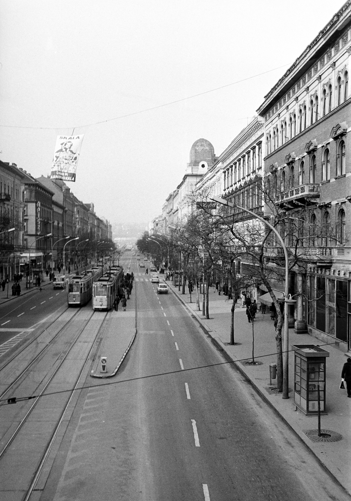 Magyarország, Budapest V.,Budapest XIII., Szent István körút a Margit híd felé nézve. A felvétel a Marx téri építési munkálatok idejére felállított, ideiglenes gyalogos felüljárón készült., 1980, Obetkó Miklós, Budapest, Fortepan #277137