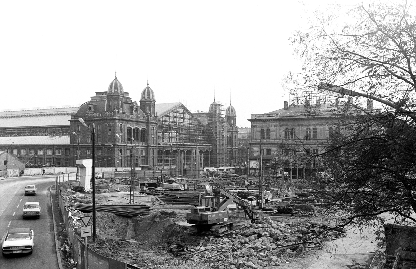 Hungary, Budapest VI., Nyugati (Marx) tér az aluljáró és a felüljáró építési munkálatai alatt. Szemben a Nyugati pályaudvar., 1980, Obetkó Miklós, train station, Budapest, Fortepan #277139