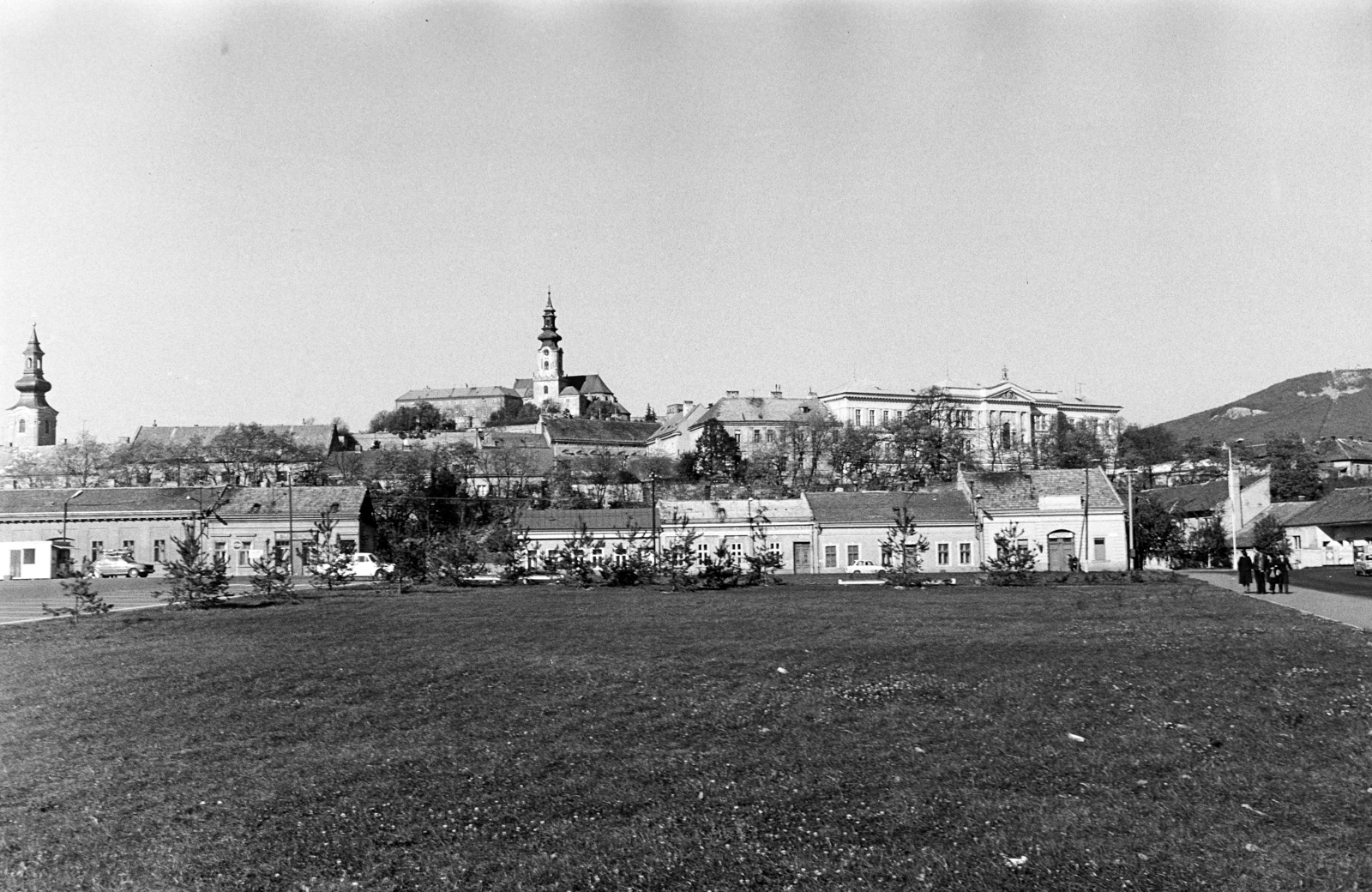 Szlovákia, Nyitra, Svätoplukovo námestie, balra a Szent Péter és Pál templom (Kostol sv. Petra a Pavla), középen a Várdombon fenn a vár és a Vártemplom, 1979, Obetkó Miklós, Fortepan #277143