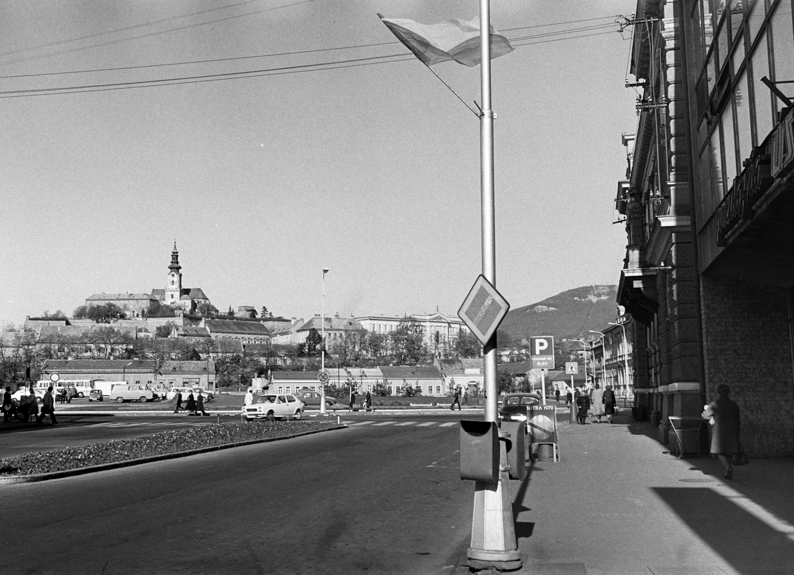 Szlovákia, Nyitra, Štefánikova trieda, szemben a Várdombon fenn a vár és a Vártemplom., 1979, Obetkó Miklós, Fortepan #277144