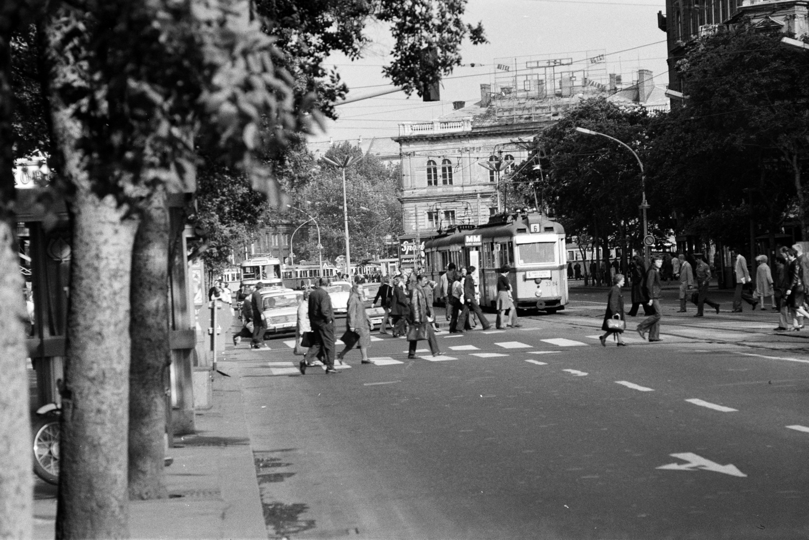 Magyarország, Budapest XIII.,Budapest V.,Budapest VI., a Szent István körút torkolata a Nyugati (Marx) térnél, szemben a Teréz (Lenin) körút., 1977, Obetkó Miklós, Budapest, Fortepan #277151