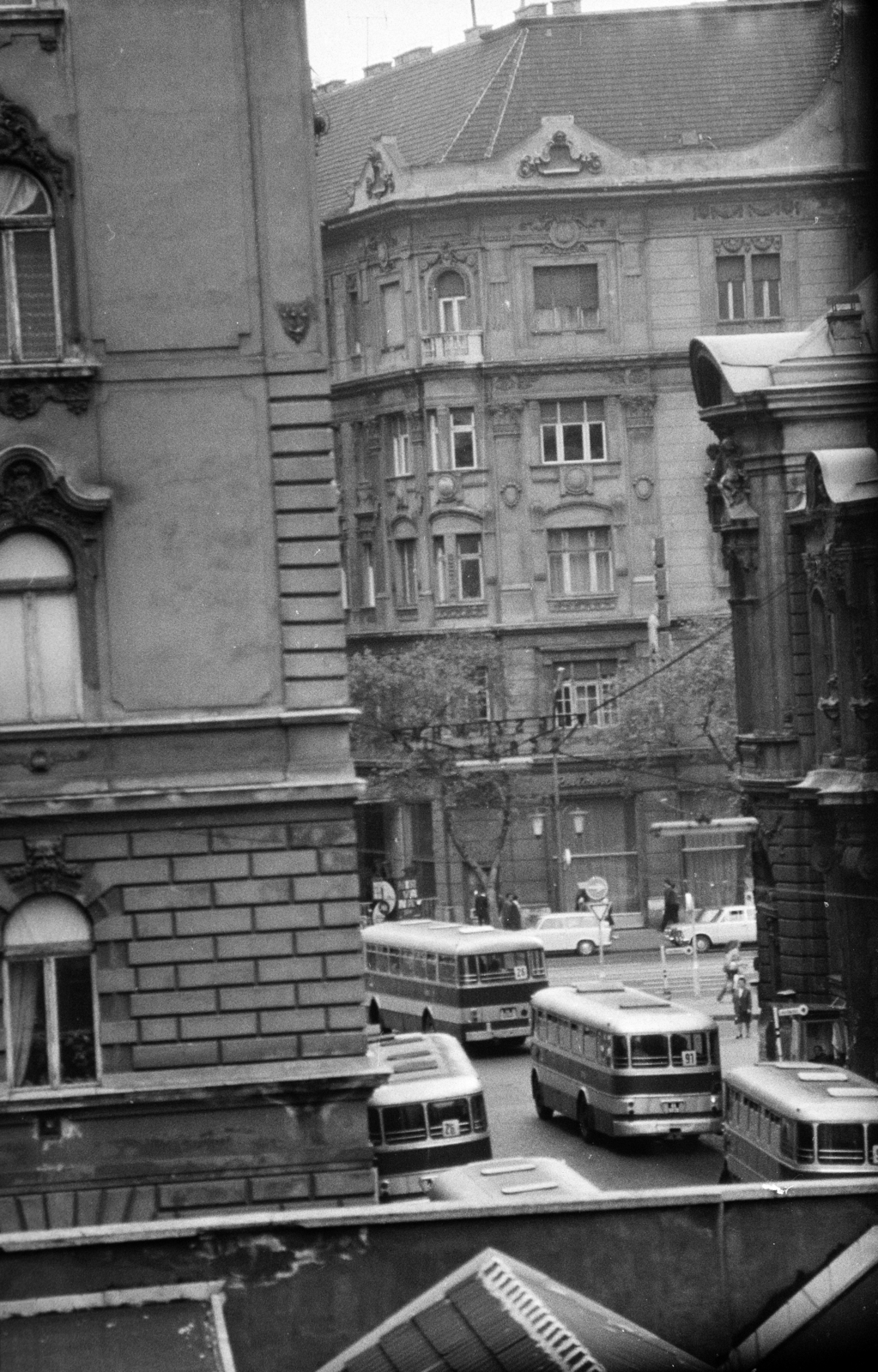Hungary, Budapest XIII., Hegedűs Gyula utca, kilátás a 8-as számú házból a Szent István körút felé. Balra a Vígszínház utca - Ditrói Mór utca sarkán álló épület, jobbra a Vígszínház látható., 1973, Obetkó Miklós, Budapest, Fortepan #277153