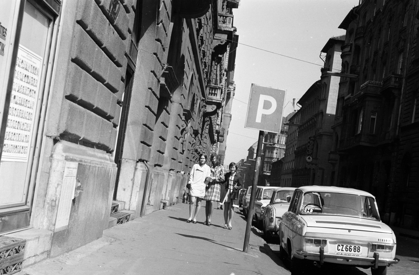 Hungary, Budapest XIII., Hegedűs Gyula utca, a felvétel a 2-es számú ház előtt készült. A parkolót jelző tábla mögött a Katona József utca sarkán álló épület látható., 1977, Obetkó Miklós, Best of, number plate, Budapest, Renault-brand, Fortepan #277155