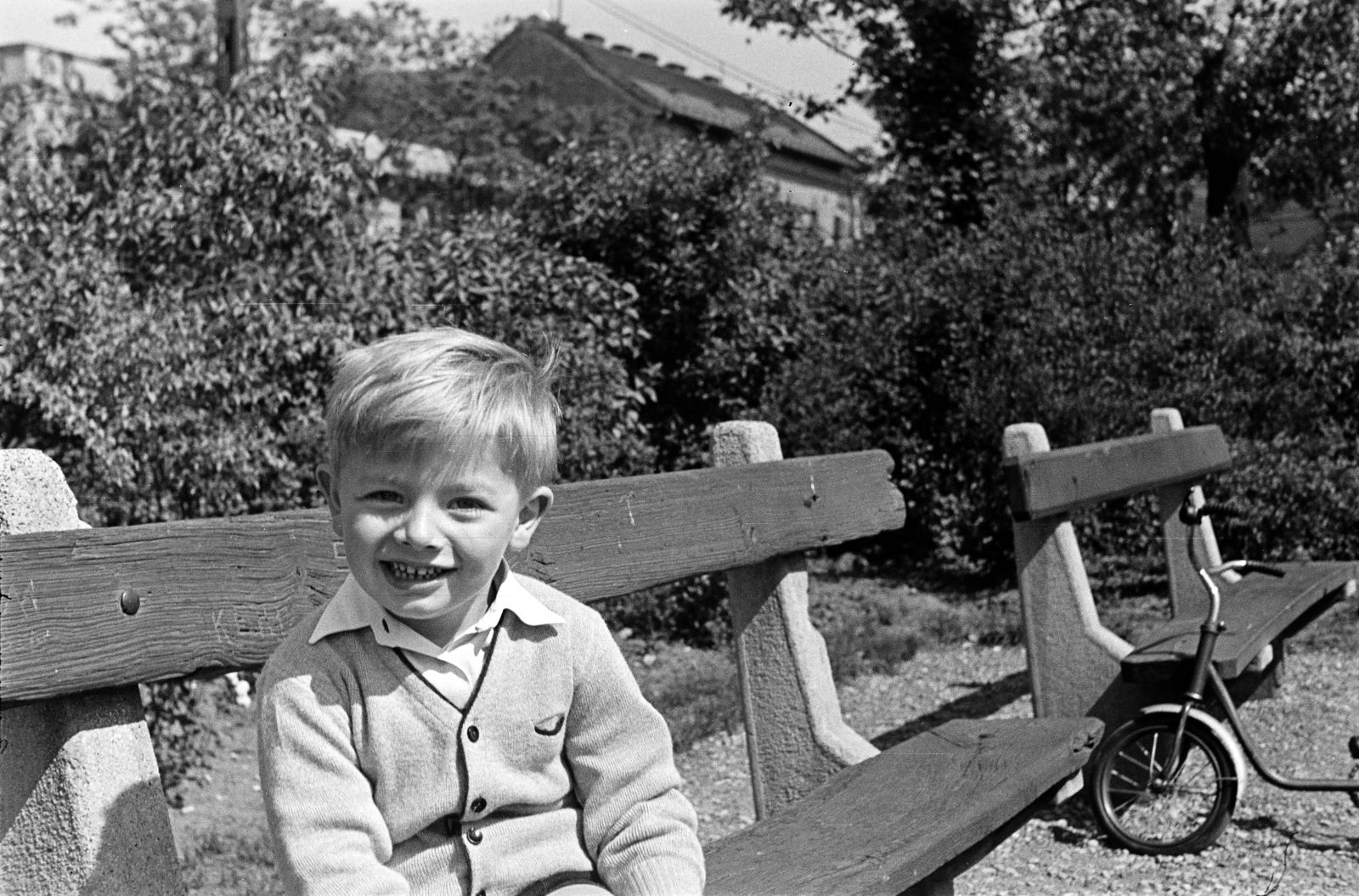 Hungary, Budapest XIII., Béke tér, játszótér., 1957, Obetkó Miklós, bench, kid, Budapest, kid's bicycle, Fortepan #277159