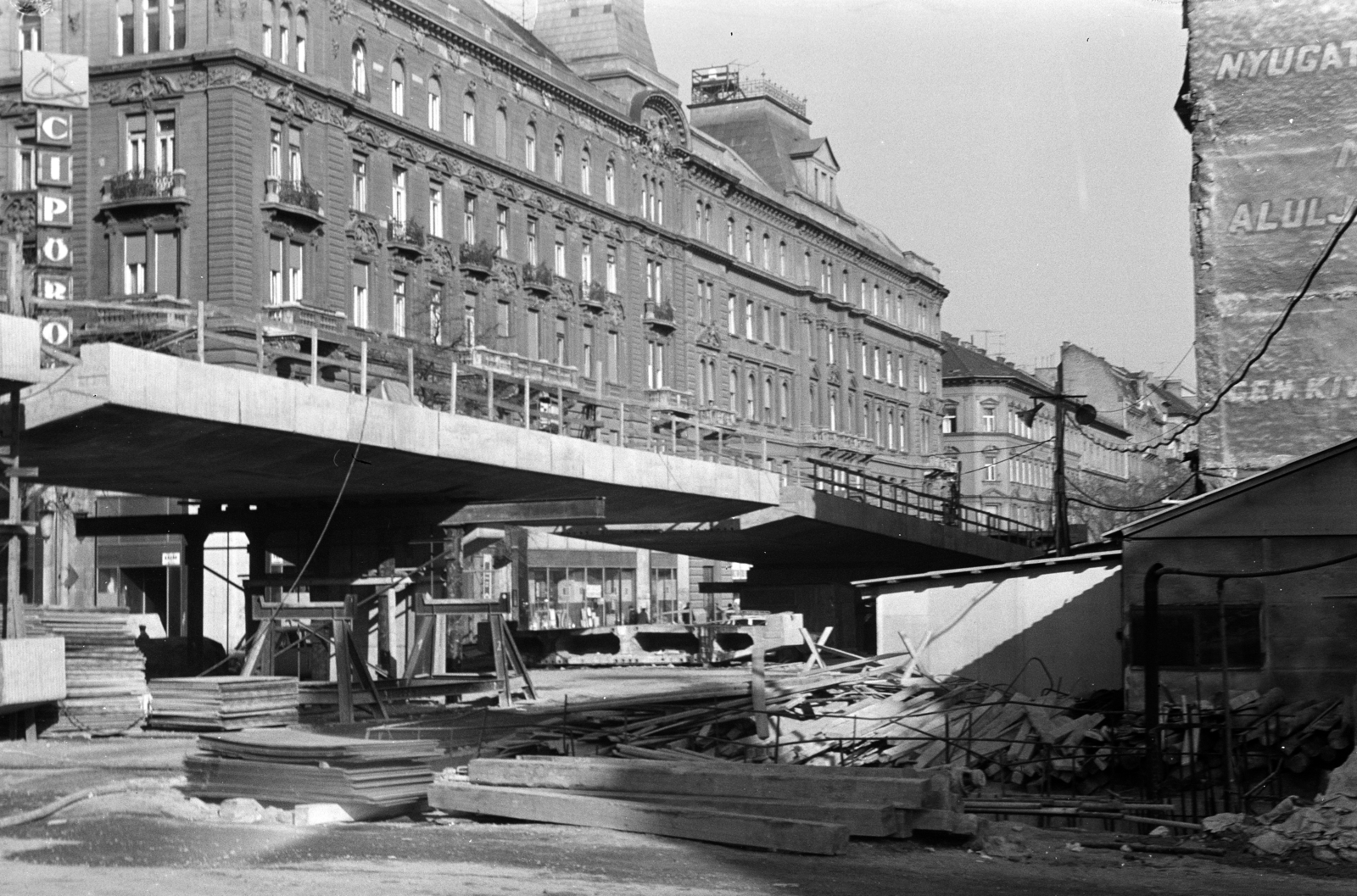 Magyarország, Budapest VI.,Budapest XIII., a Nyugati (Marx) téri felüljáró építési munkálatai a Váci útnál. Háttérben a Kádár utca - Katona József utca közötti házak, jobbra a Westend-ház épületszárnya látható., 1980, Obetkó Miklós, Budapest, Fortepan #277172