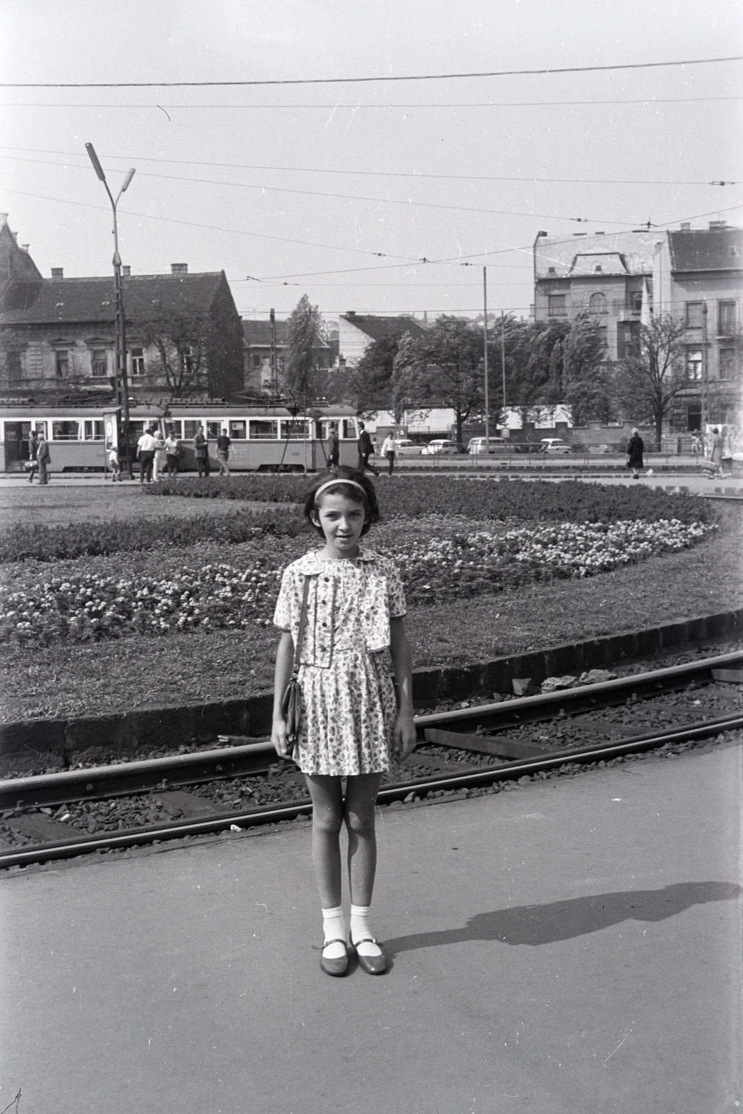 Hungary, Budapest II., Széll Kálmán (Moszkva) tér., 1964, Obetkó Miklós, flower bed, tram, shoulder bag, handbag, summer dresses, girl, Budapest, Fortepan #277174