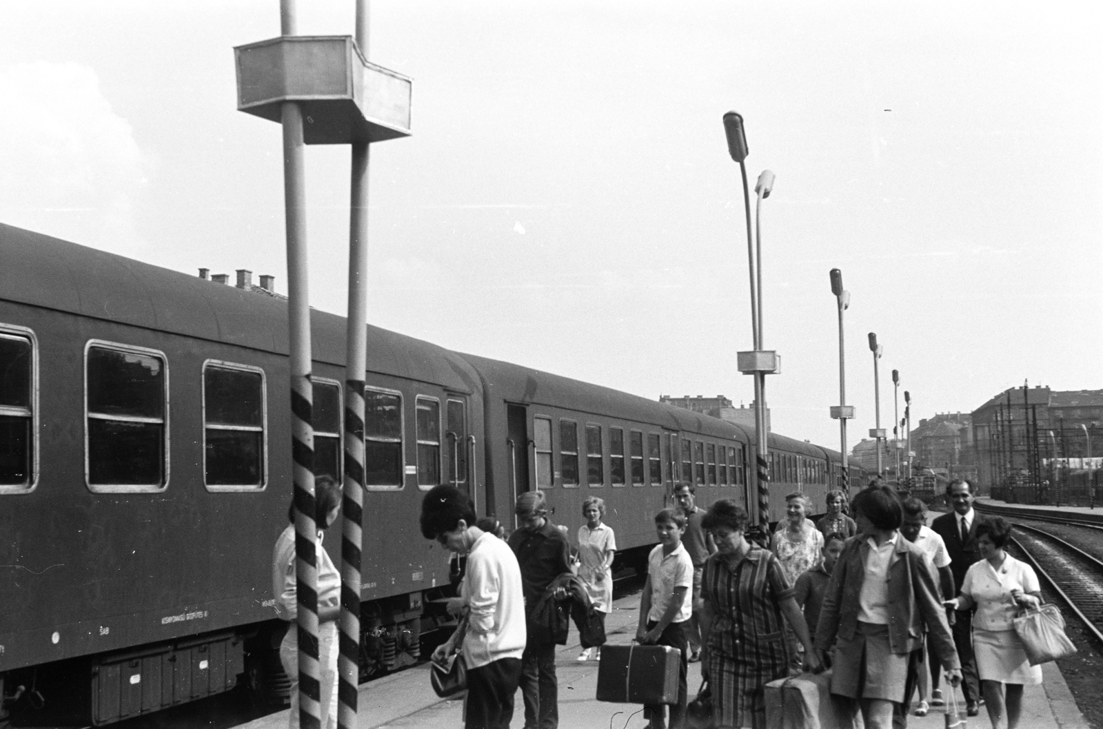 Hungary, Budapest I., Déli pályaudvar, háttérben a Márvány utca - Győri utca sarkán álló házak., 1964, Obetkó Miklós, Hungarian Railways, MÁV M40 series, Budapest, Fortepan #277175