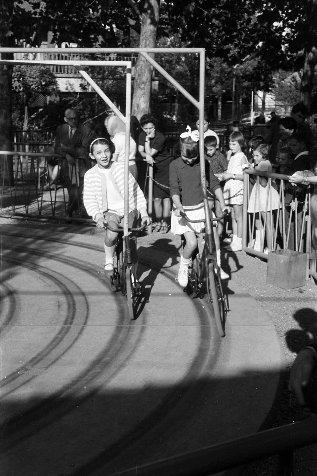1964, Obetkó Miklós, vidámpark, kerékpár, tanulás, Fortepan #277177