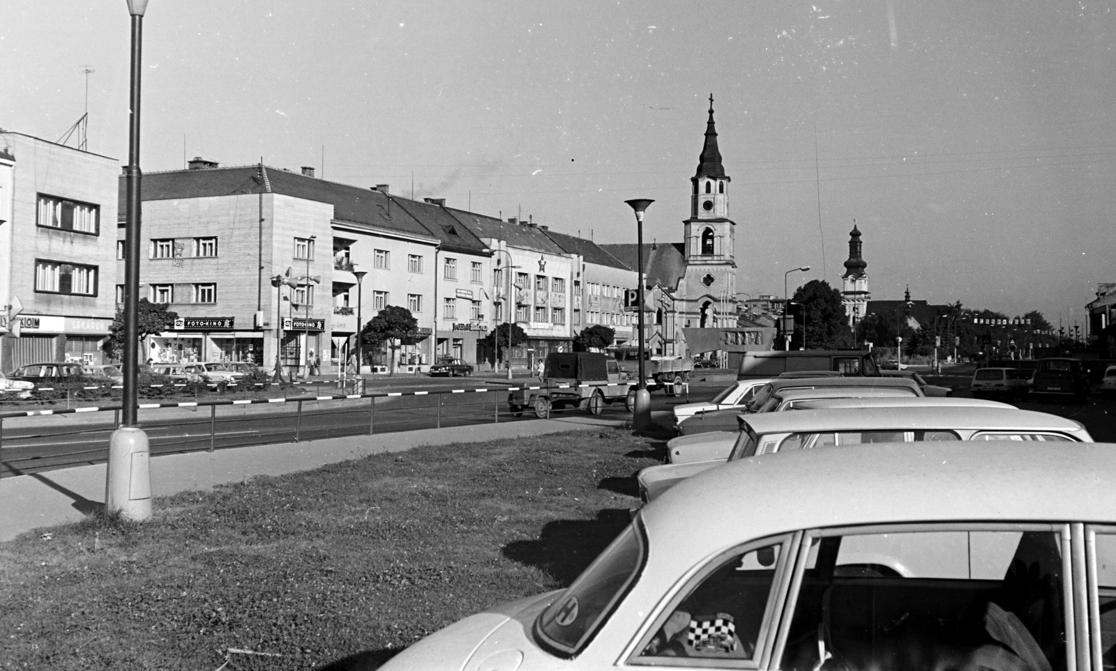 Slovakia, Zvolen, Námestie SNP (Szlovák Nemzeti Felkelés tere), balra a Szentháromság evangélikus templom (Evanjelický kostol svätej Trojice), jobbra a Szent Erzsébet-templom (Kostol sv. Alžbety)., 1972, Obetkó Miklós, Fortepan #277185