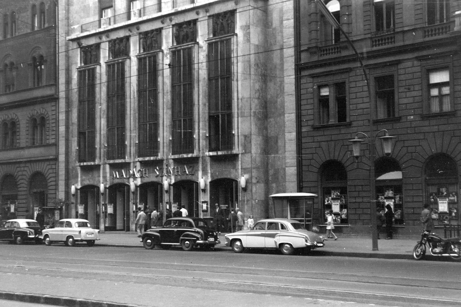 Magyarország, Budapest VII., Erzsébet (Lenin) körút 31., Madách Színház., 1966, Obetkó Miklós, rendszám, Wartburg 311/312, Trabant 600, Budapest, Wartburg-márka, Fortepan #277200