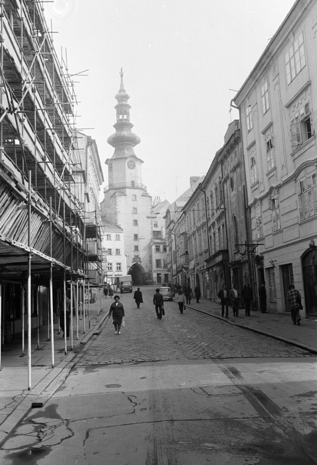 Szlovákia, Pozsony, Mihály utca (Michalská ulica) a Mihály-kapu felé nézve., 1973, Obetkó Miklós, Fortepan #277209