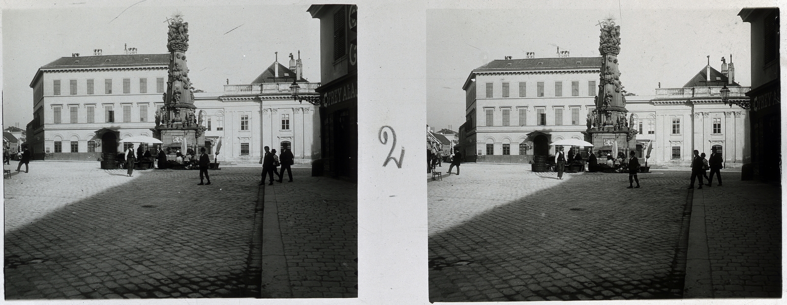 Magyarország, budai Vár, Budapest I., Szentháromság tér és a Szentháromság-szobor a Tárnok utcából nézve, balra az Országház utca torkolata., 1902, Schoch Frigyes, emlékmű, sztereófotó, szentháromság szobor, Budapest, Fortepan #27721