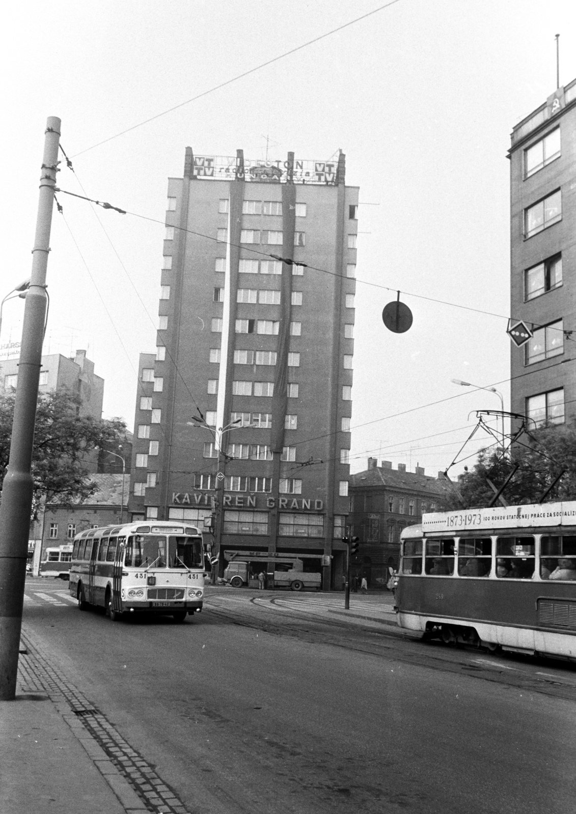 Szlovákia, Pozsony, Szlovák Nemzeti Felkelés tere (Námestie SNP), Manderla-ház., 1973, Obetkó Miklós, Fortepan #277211