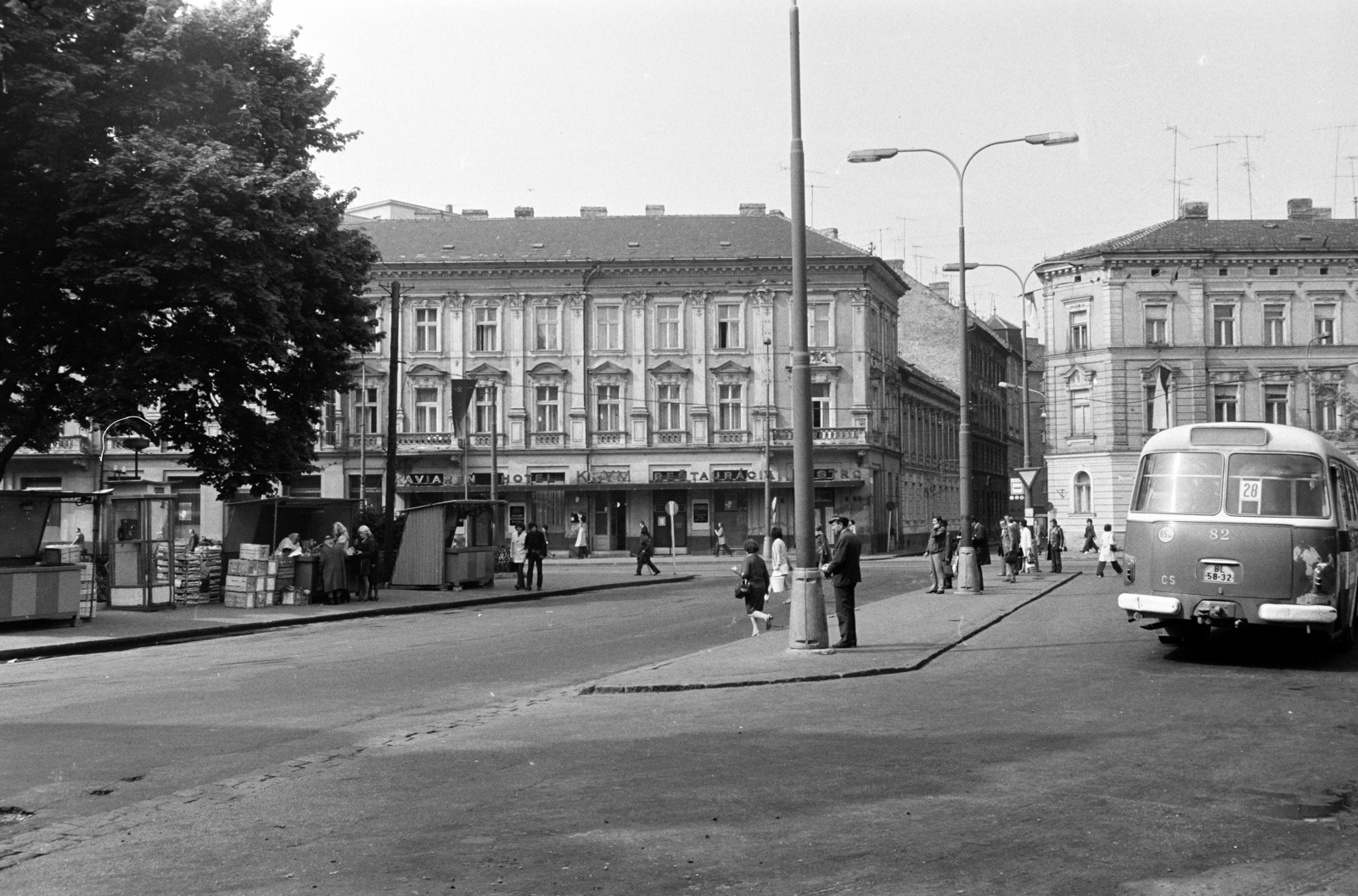 Slovakia, Bratislava, Šafárikovo námestie., 1973, Obetkó Miklós, bus stop, Fortepan #277212