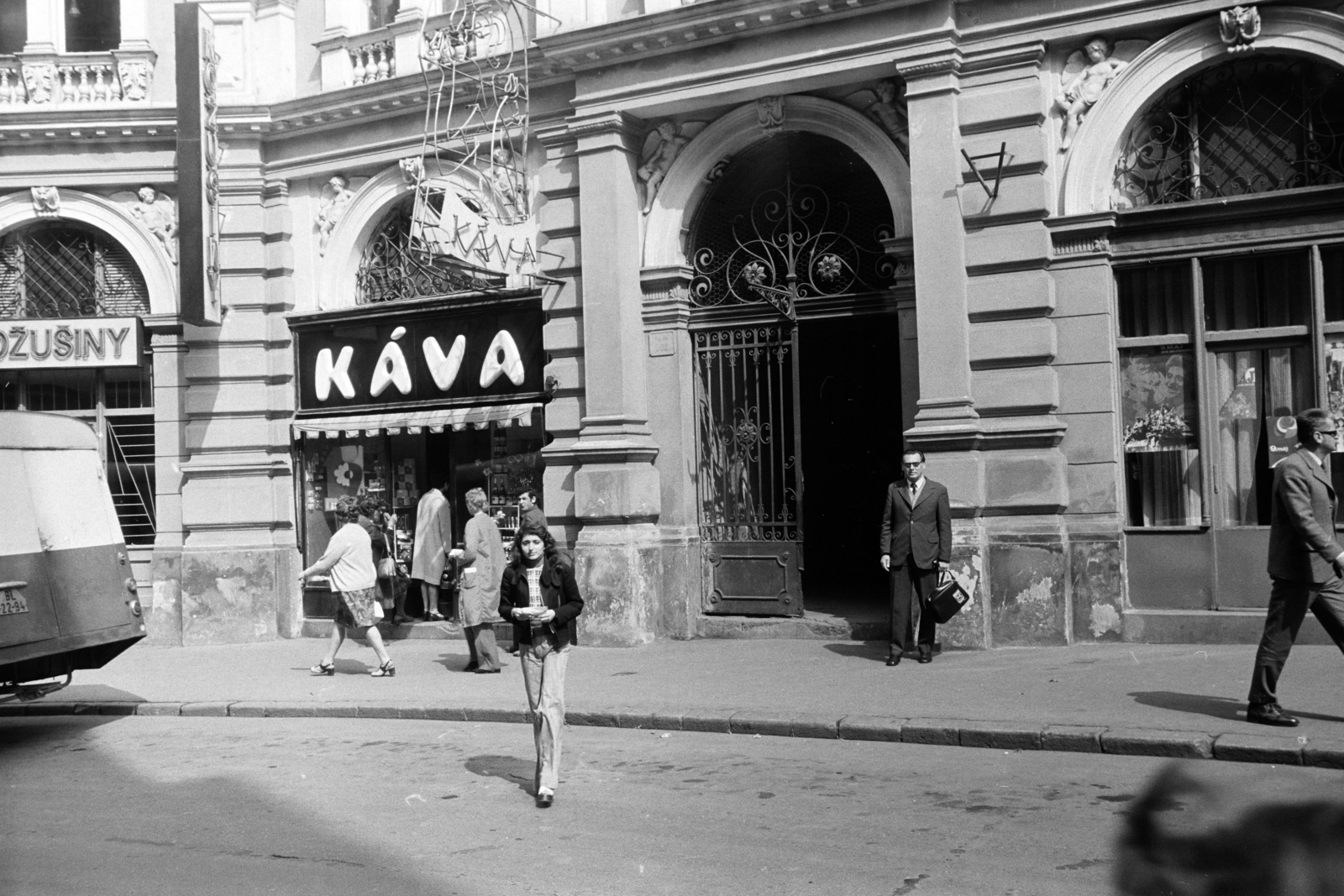 Slovakia, Bratislava, Laurinská ulica (Lőrinczkapu utca)., 1973, Obetkó Miklós, gate, forged steel door, coffee-tea shop, Fortepan #277215