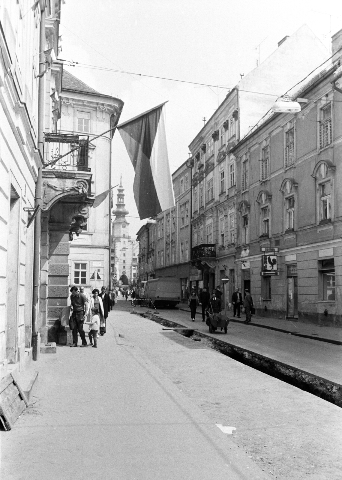 Slovakia, Bratislava, Ventur utca (Ventúrska ulica) a Mihály utca (Michalská ulica) felé, a távolban a Mihály-kapu., 1973, Obetkó Miklós, Fortepan #277217